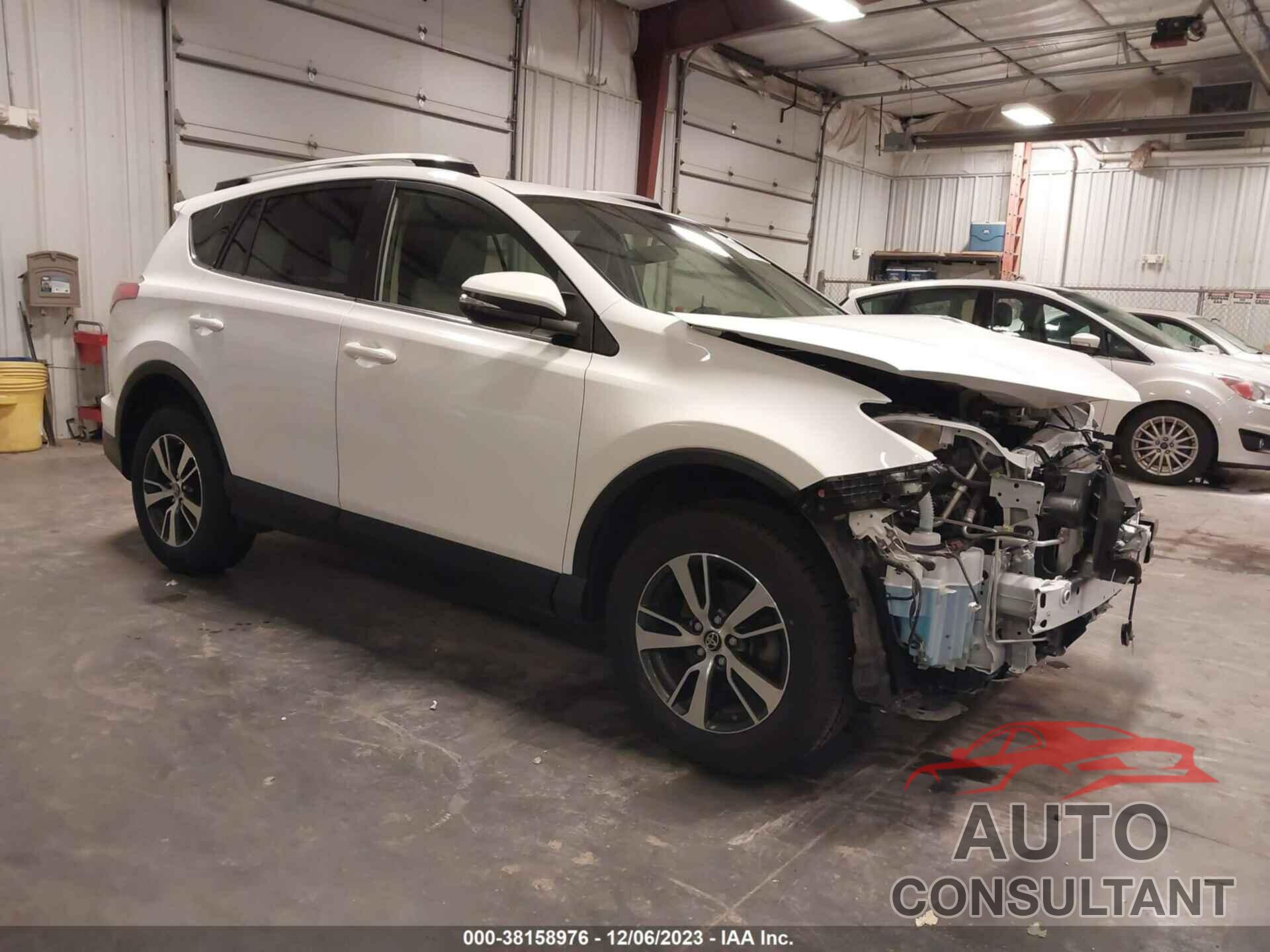 TOYOTA RAV4 2018 - JTMRFREV1JJ257193