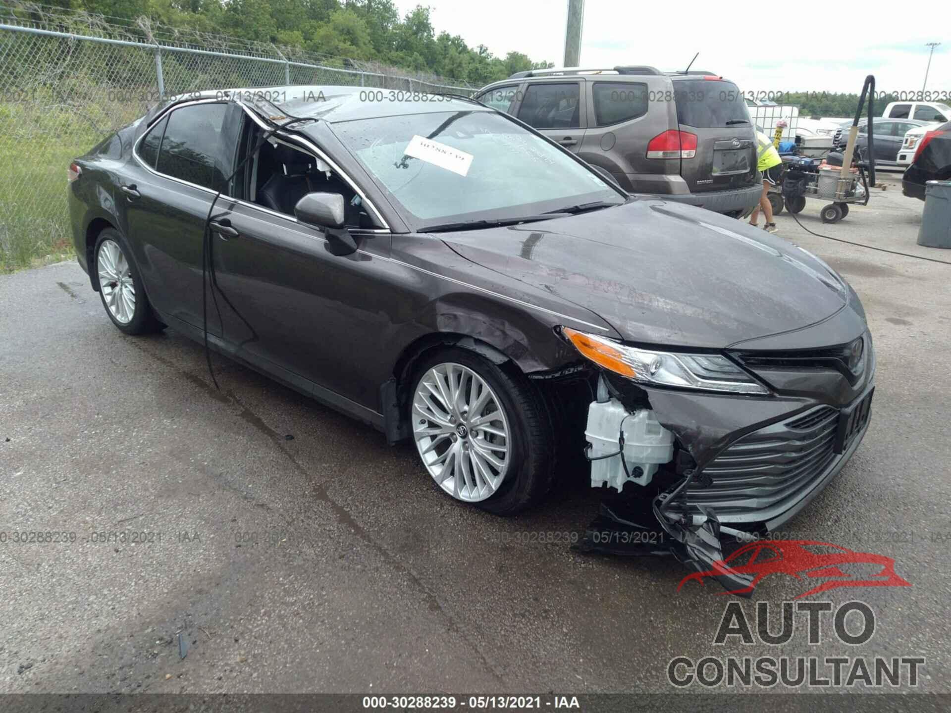 TOYOTA CAMRY 2018 - 4T1B11HK2JU079436