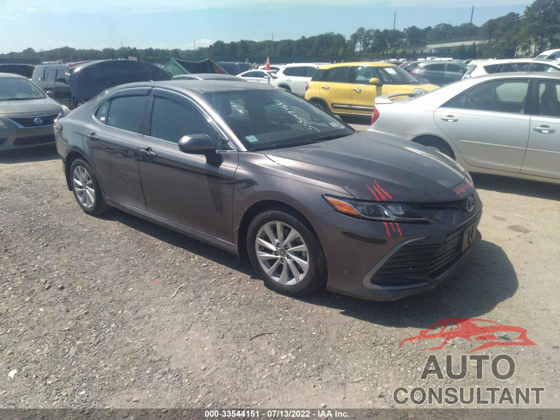 TOYOTA CAMRY 2022 - 4T1C11AK3NU619557