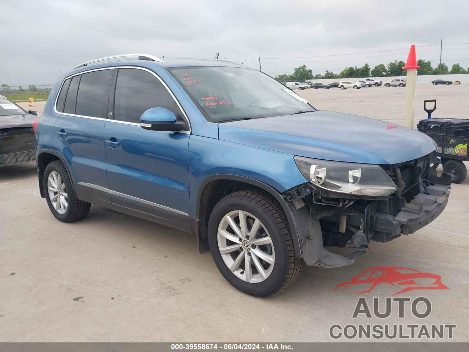 VOLKSWAGEN TIGUAN 2017 - WVGRV7AX4HK006862