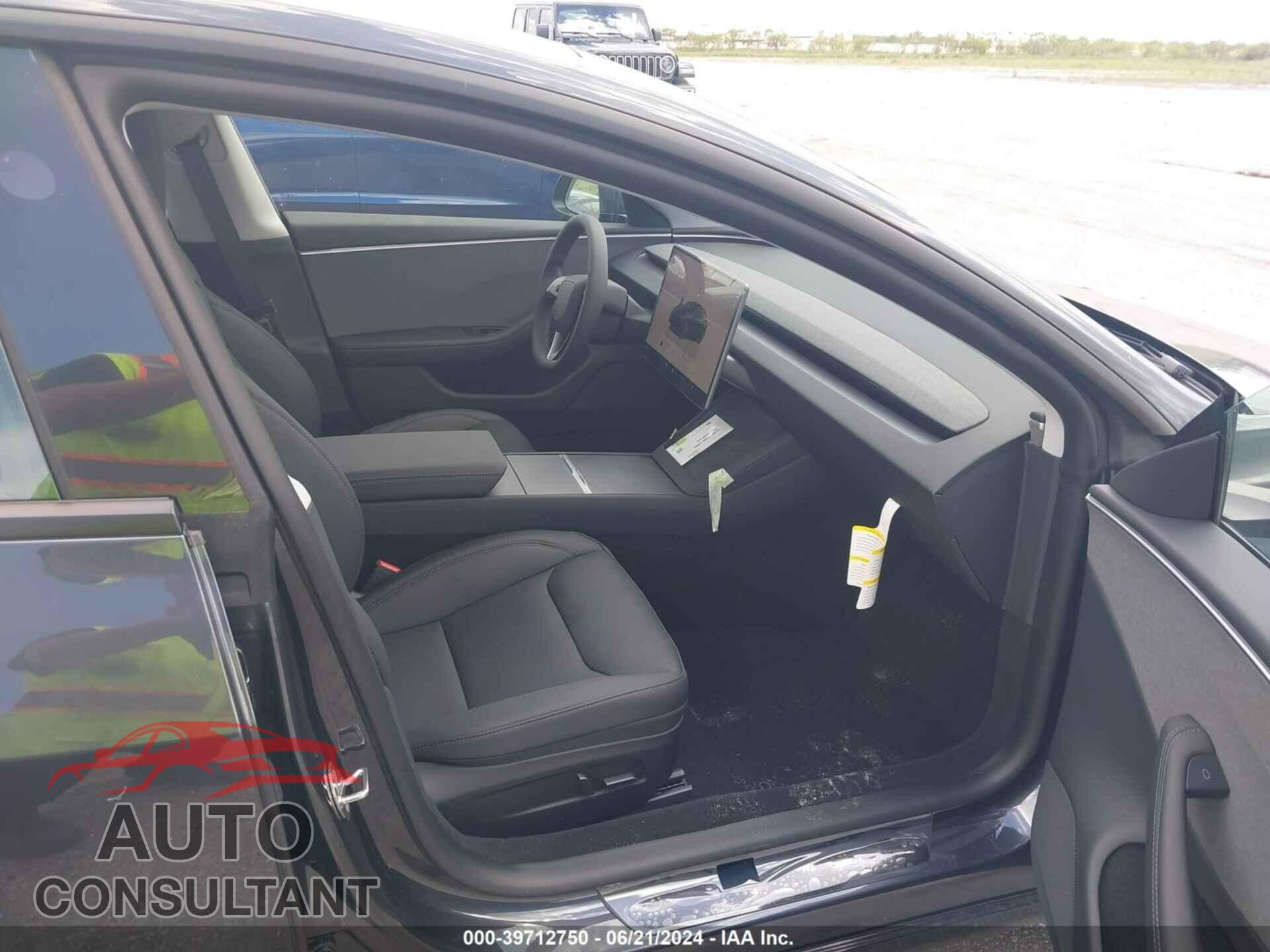 TESLA MODEL 3 2024 - 5YJ3E1EA8RF748984