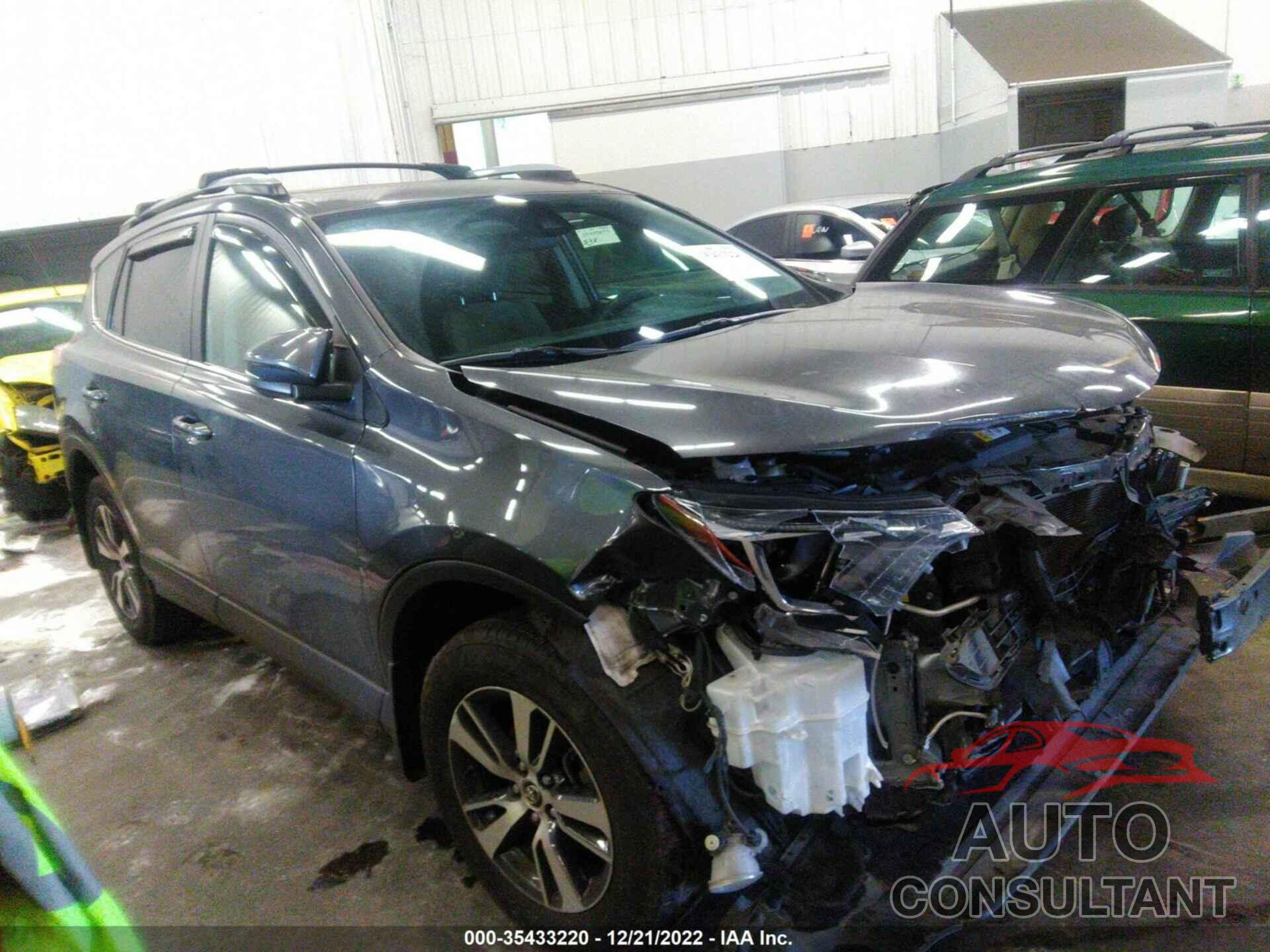 TOYOTA RAV4 2017 - JTMRFREV0HJ701447