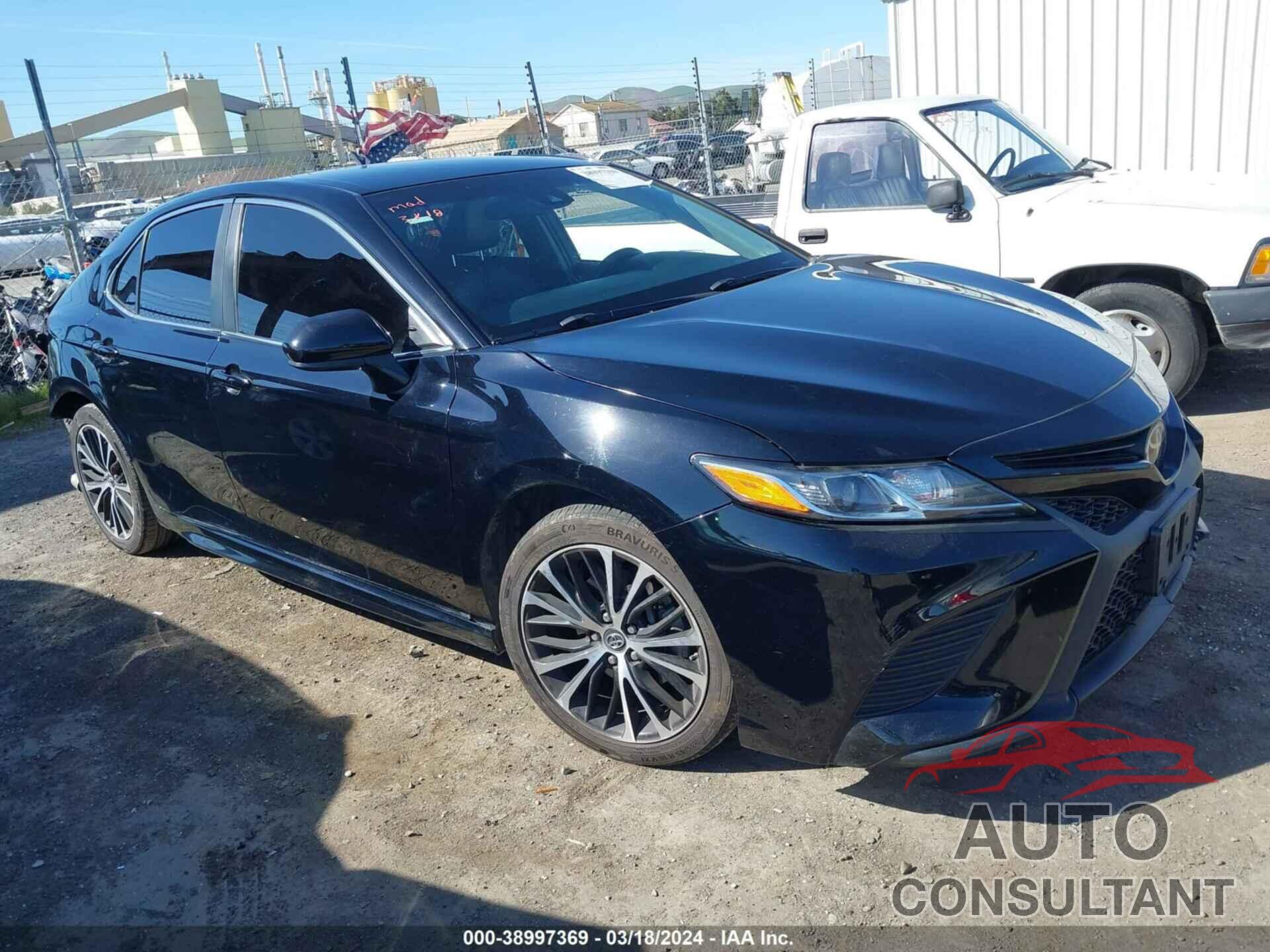 TOYOTA CAMRY 2018 - 4T1B11HK8JU529283