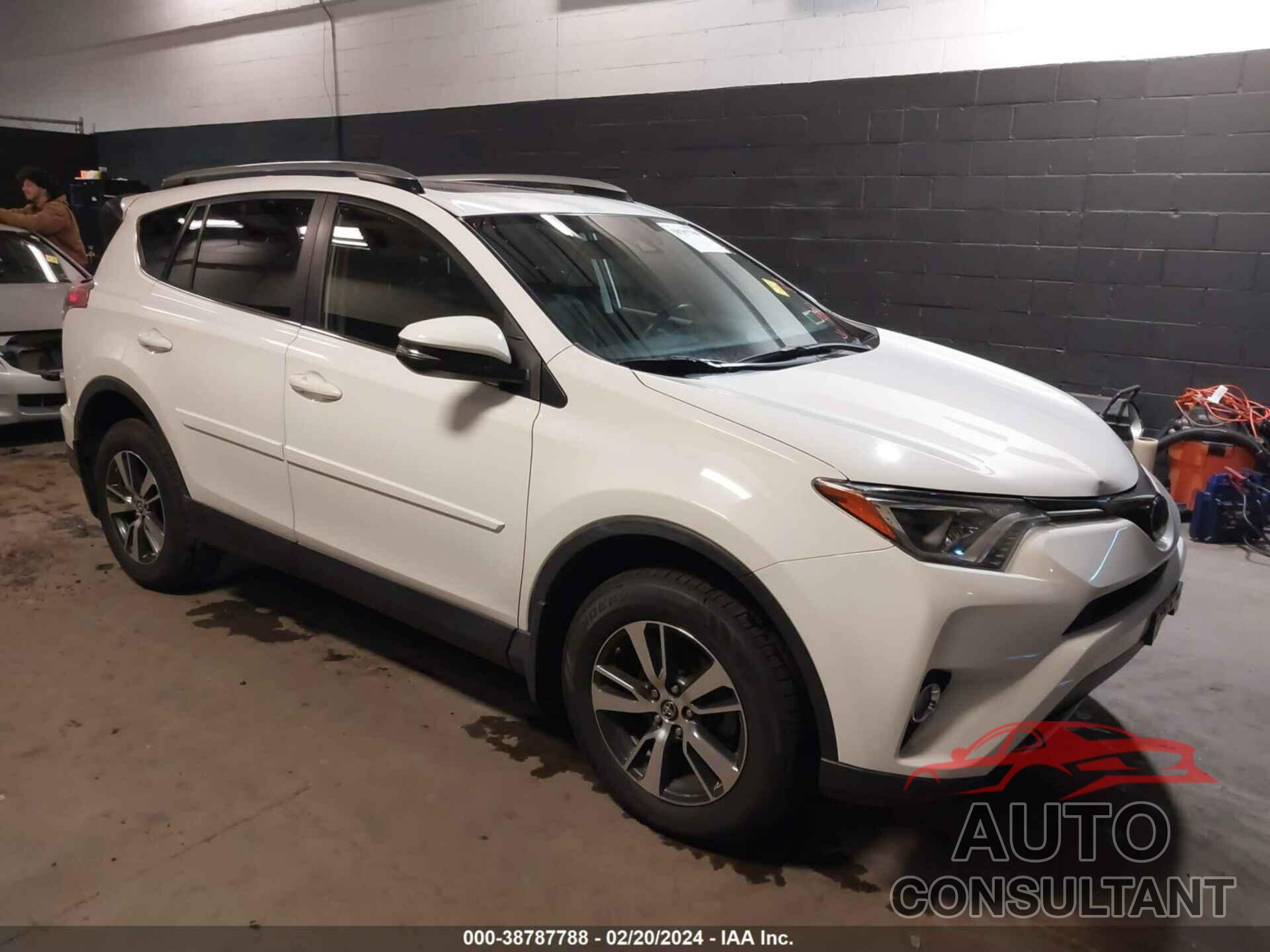 TOYOTA RAV4 2017 - JTMRFREV6HJ133530
