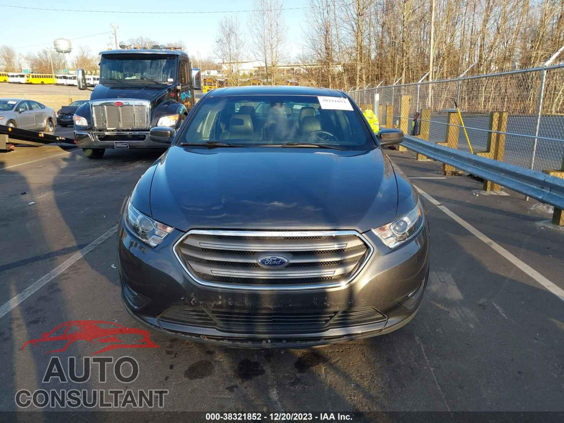 FORD TAURUS 2018 - 1FAHP2E83JG108703
