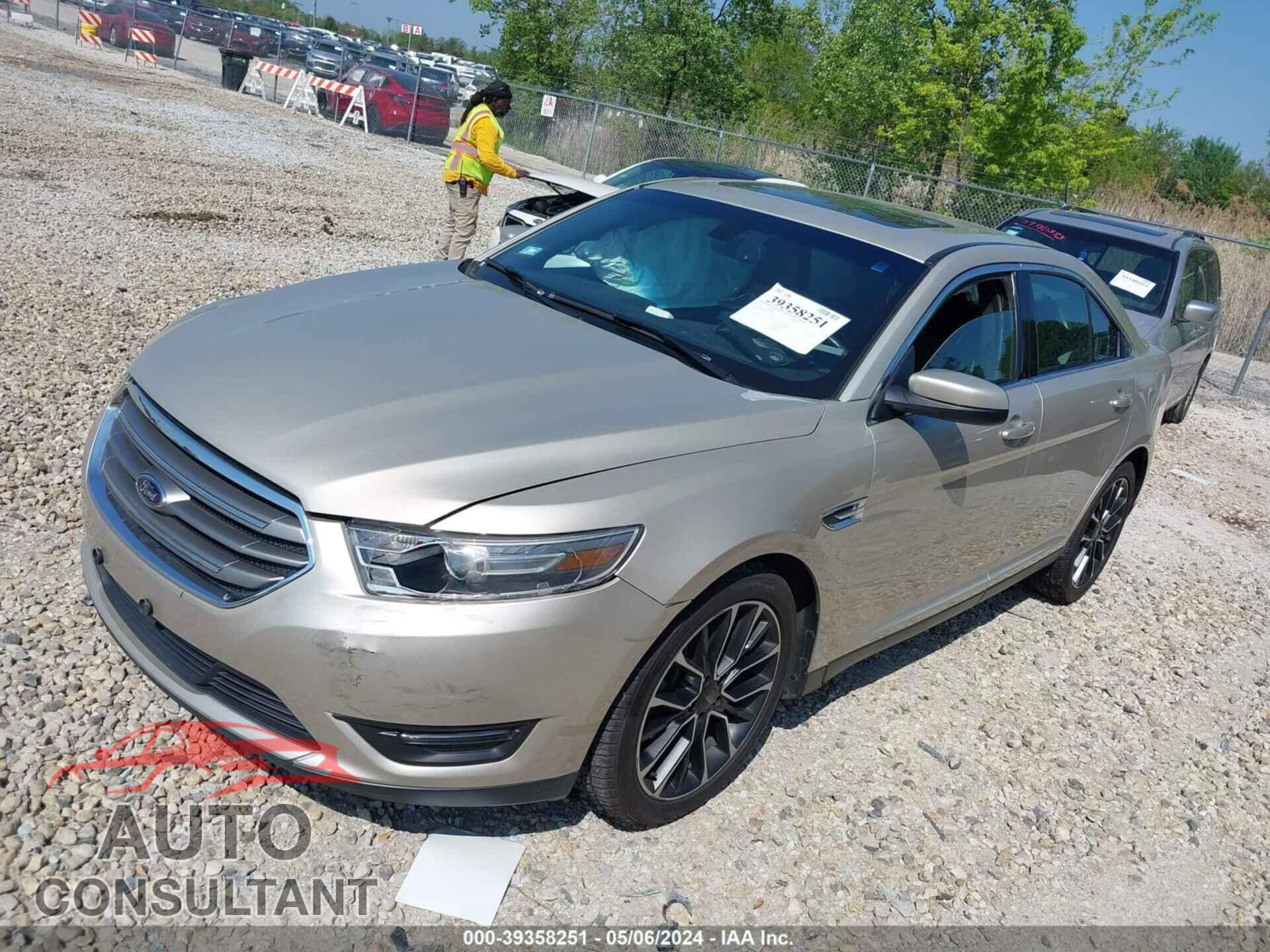FORD TAURUS 2018 - 1FAHP2E85JG111196