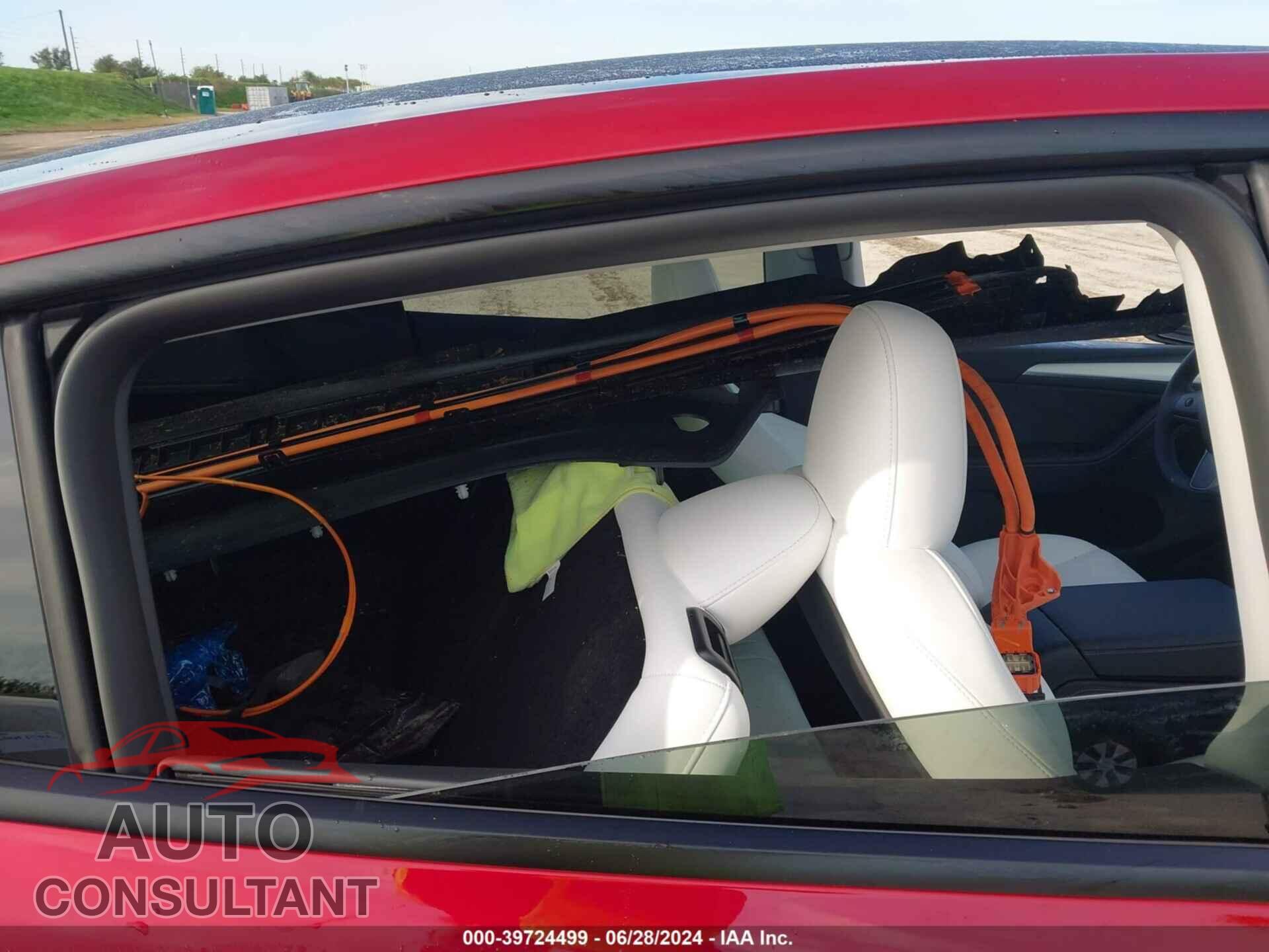 TESLA MODEL Y 2024 - 7SAYGDEE9RA259644