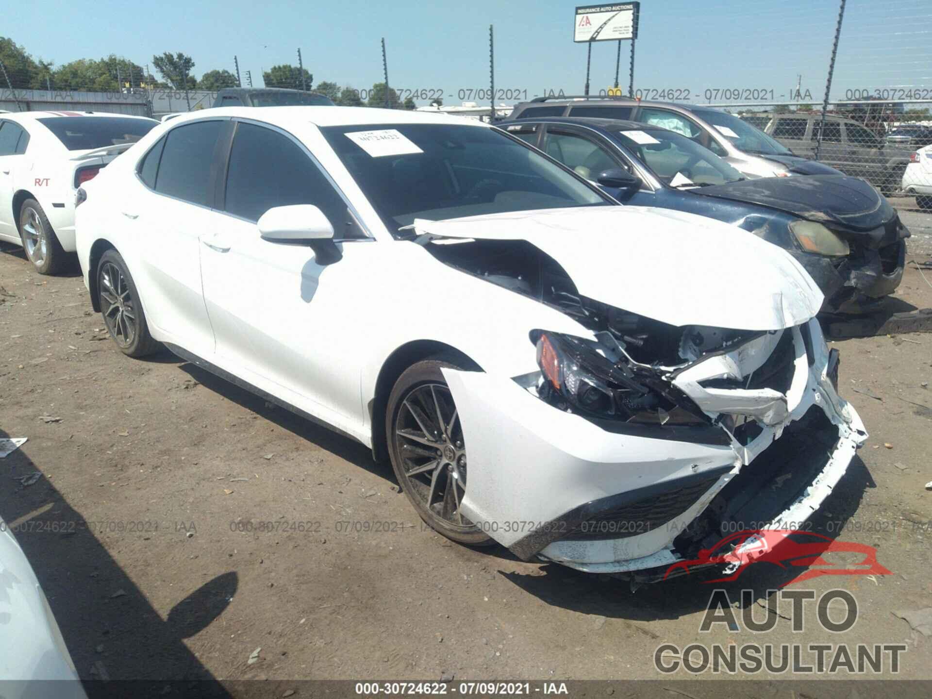 TOYOTA CAMRY 2021 - 4T1G11AK5MU440811