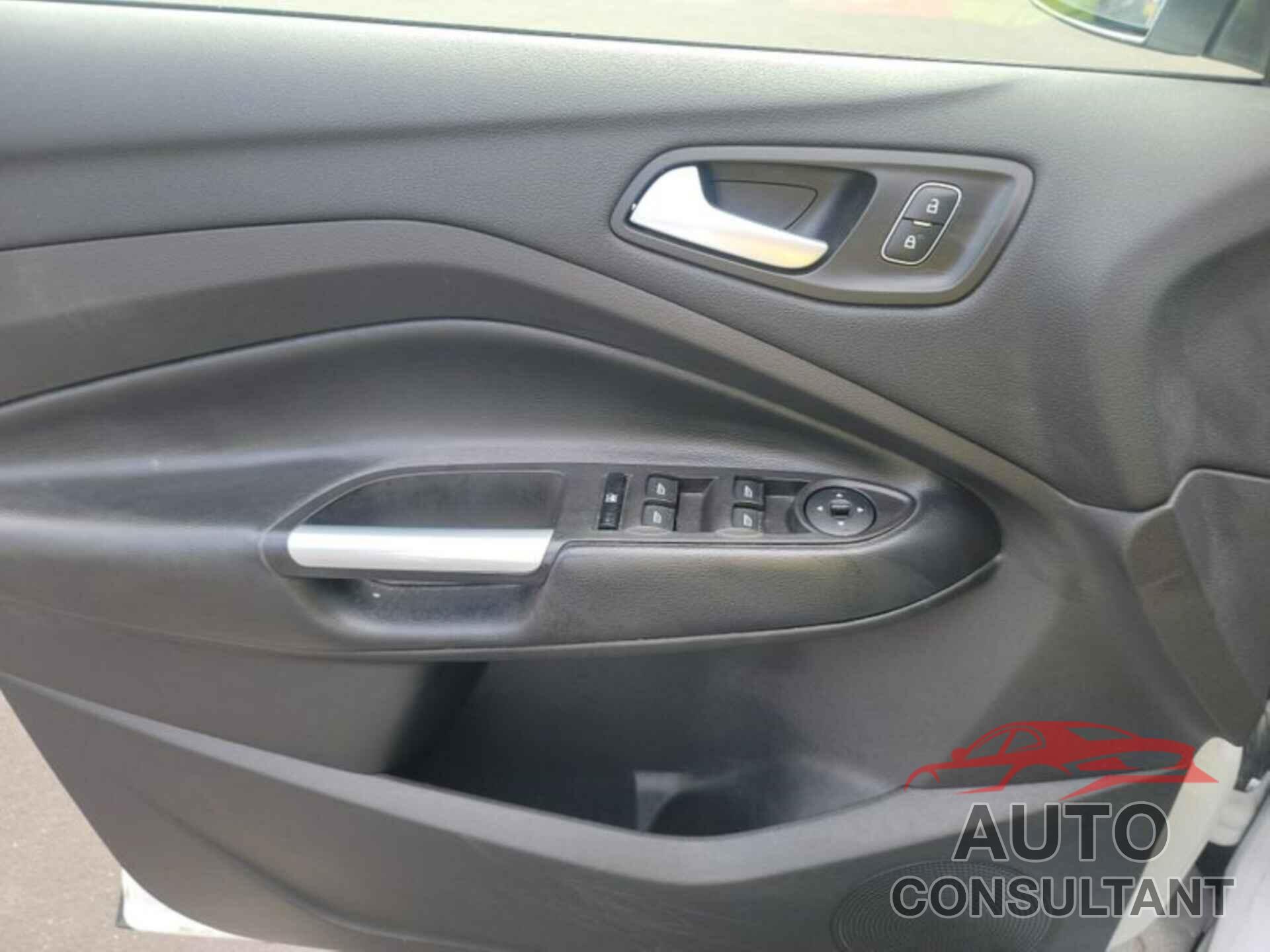 FORD ESCAPE 2018 - 1FMCU0GD8JUC88950