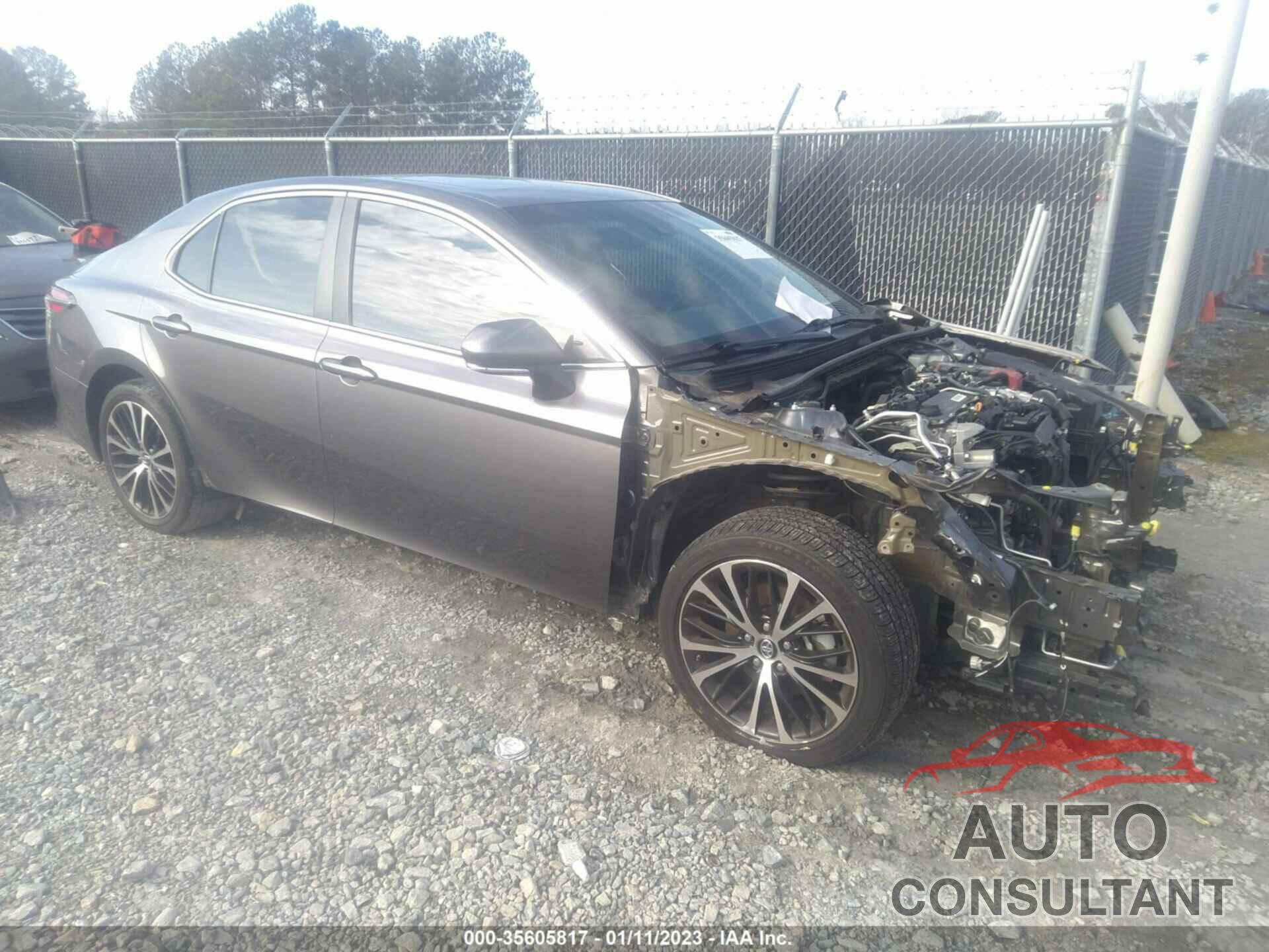 TOYOTA CAMRY 2018 - 4T1B11HK1JU143627