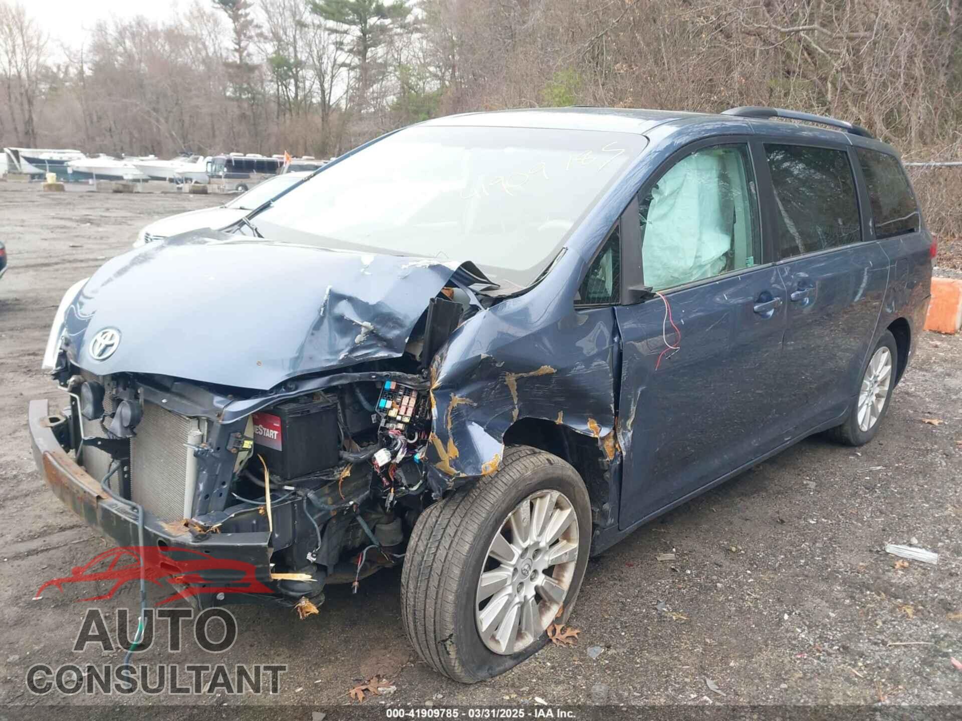 TOYOTA SIENNA 2013 - 5TDJK3DC8DS064035