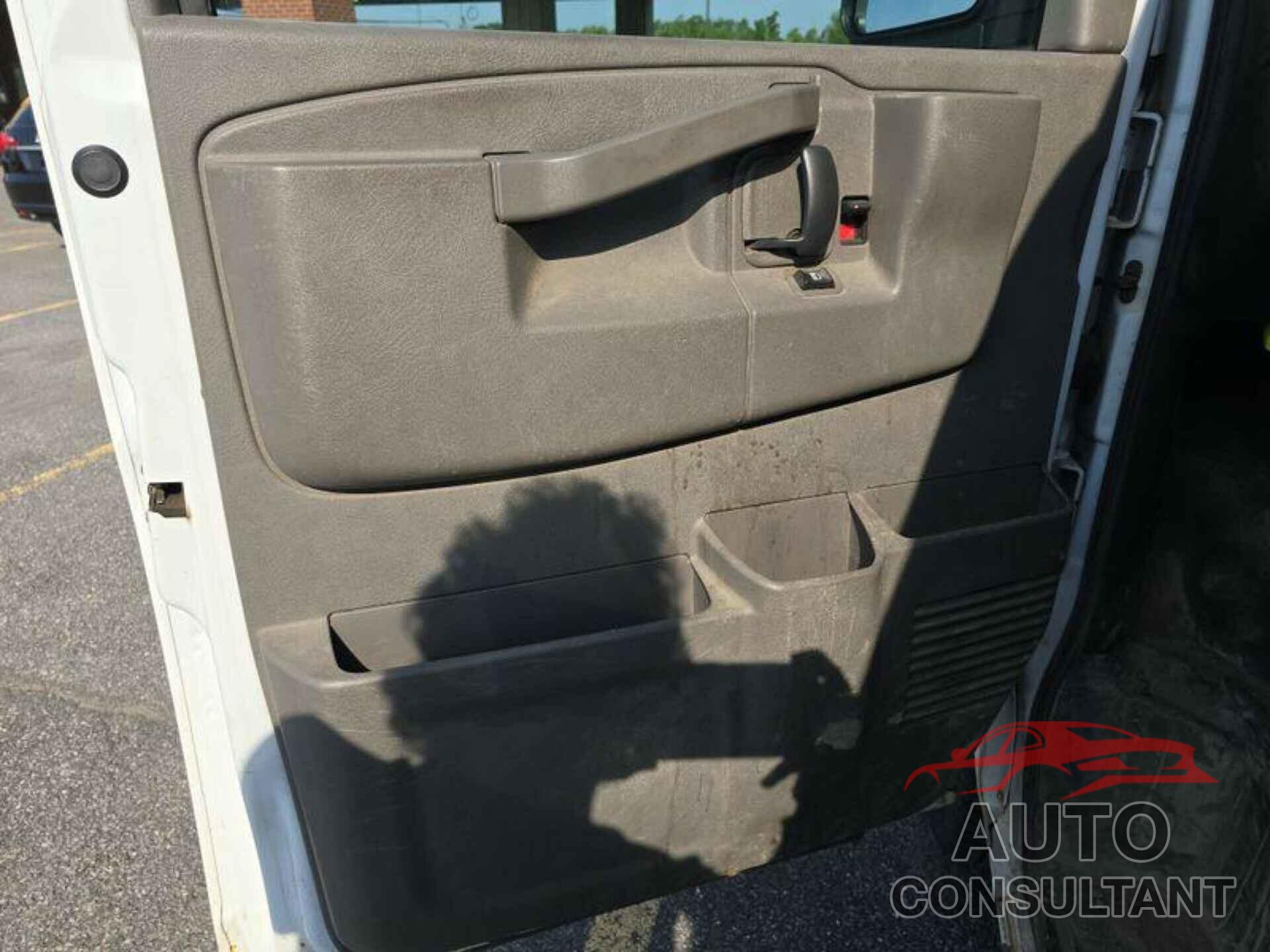 CHEVROLET EXPRESS G2500 2017 - 1GCWGBFF9H1167041