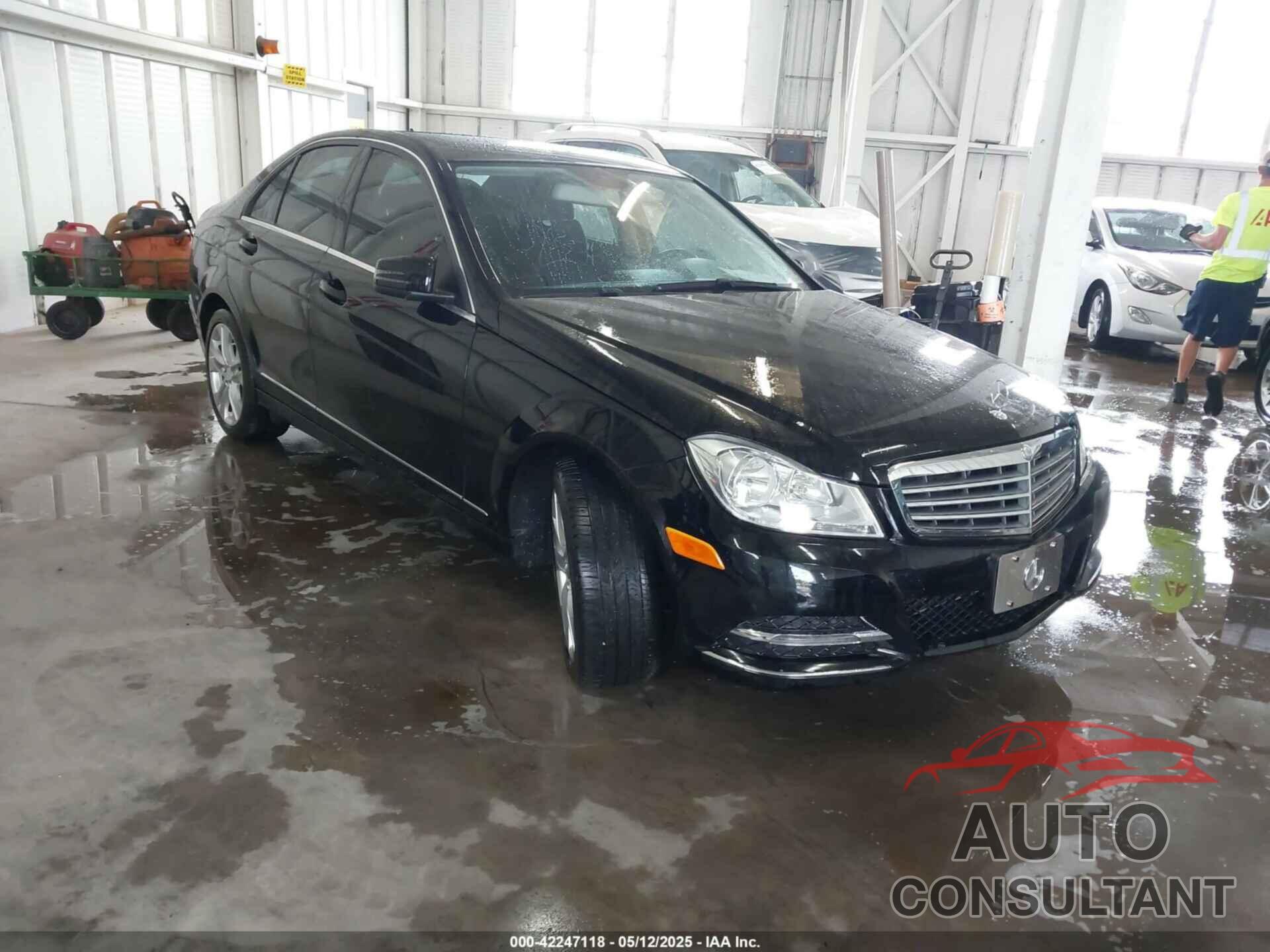 MERCEDES-BENZ C 300 2014 - WDDGF8AB5EG183525