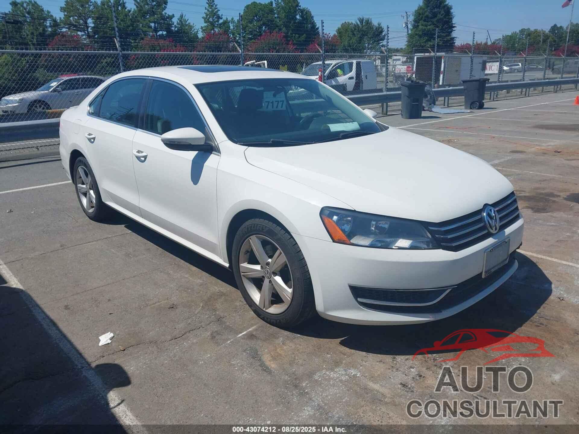 VOLKSWAGEN PASSAT 2012 - 1VWBP7A33CC084661