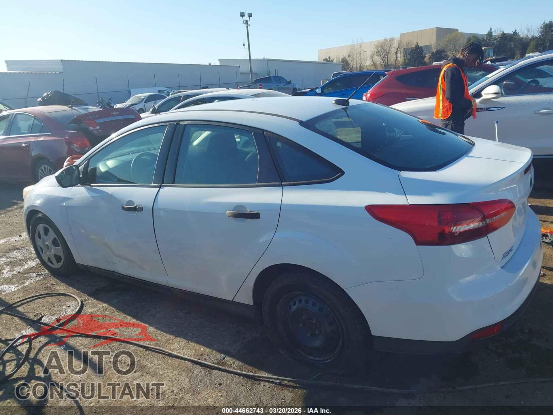 FORD FOCUS 2018 - 1FADP3E28JL204317
