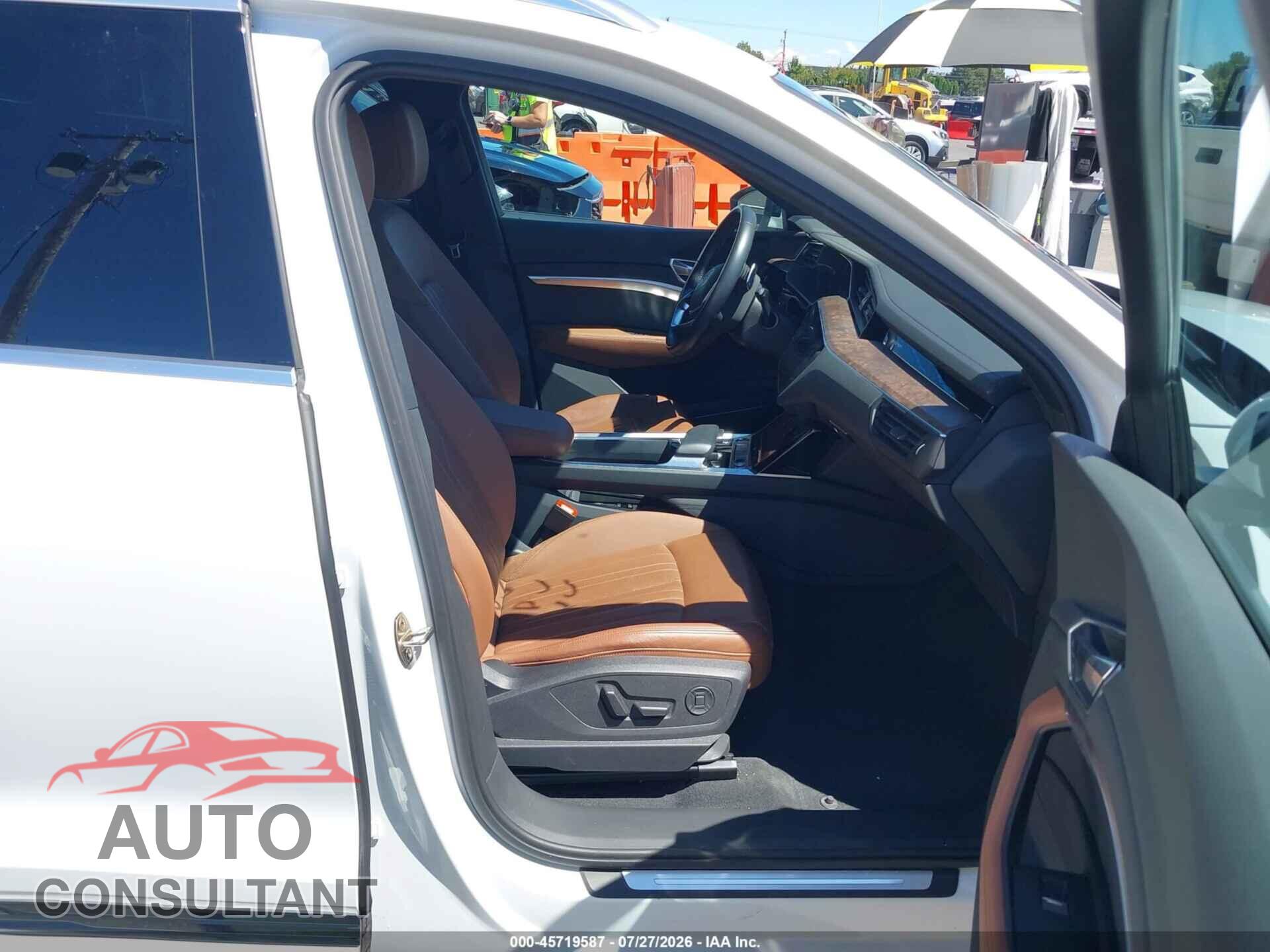 AUDI E-TRON 2019 - WA1LAAGE6KB022765
