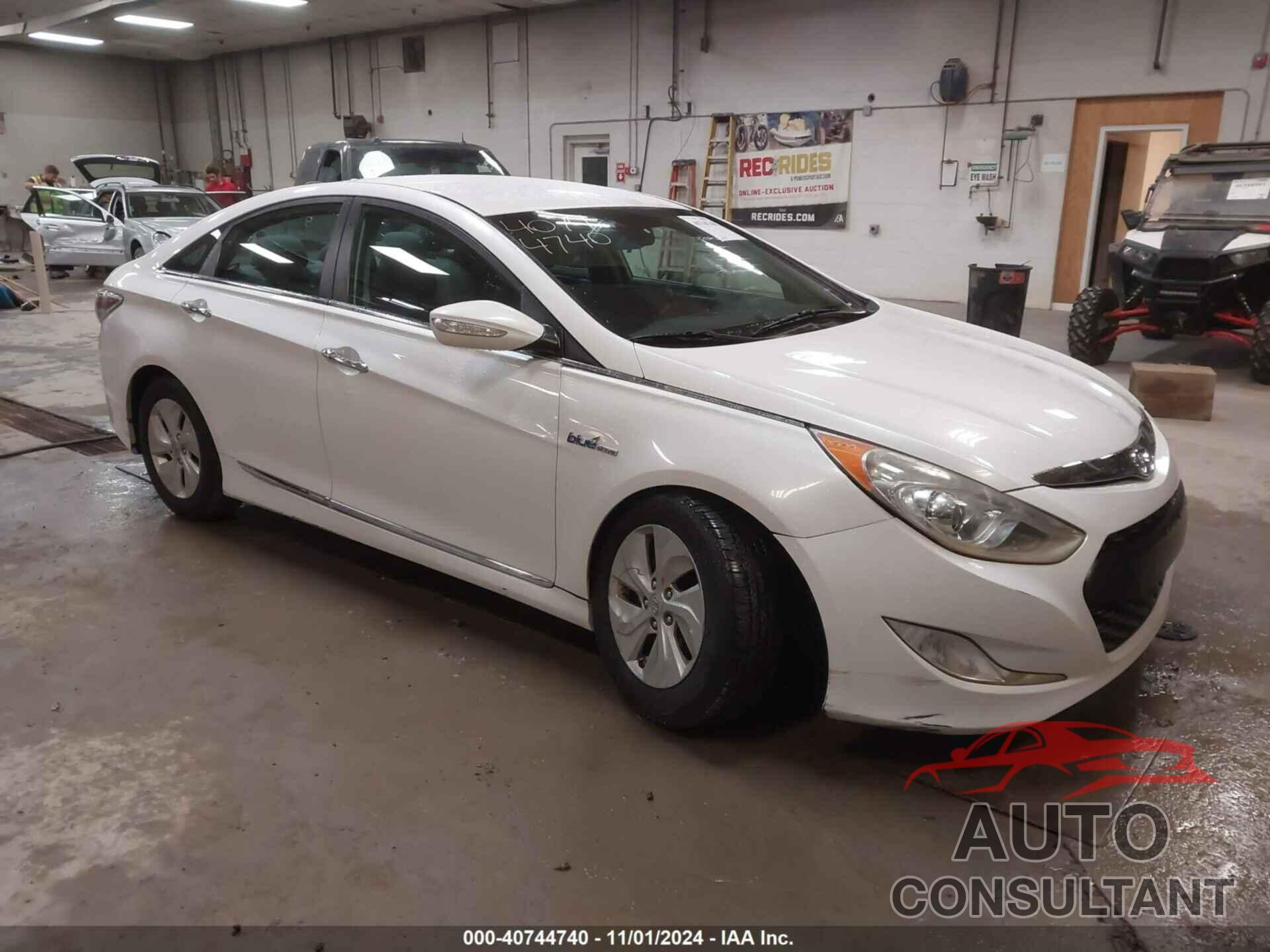 HYUNDAI SONATA HYBRID 2013 - KMHEC4A40DA084676