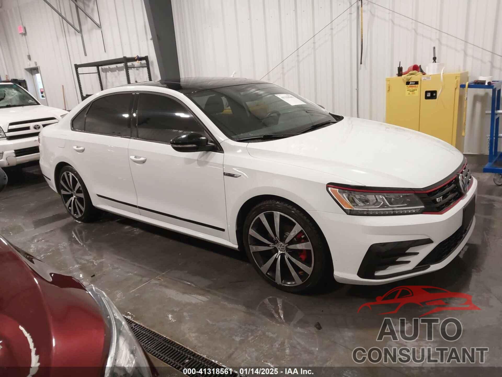 VOLKSWAGEN PASSAT 2018 - 1VWJM7A38JC030256