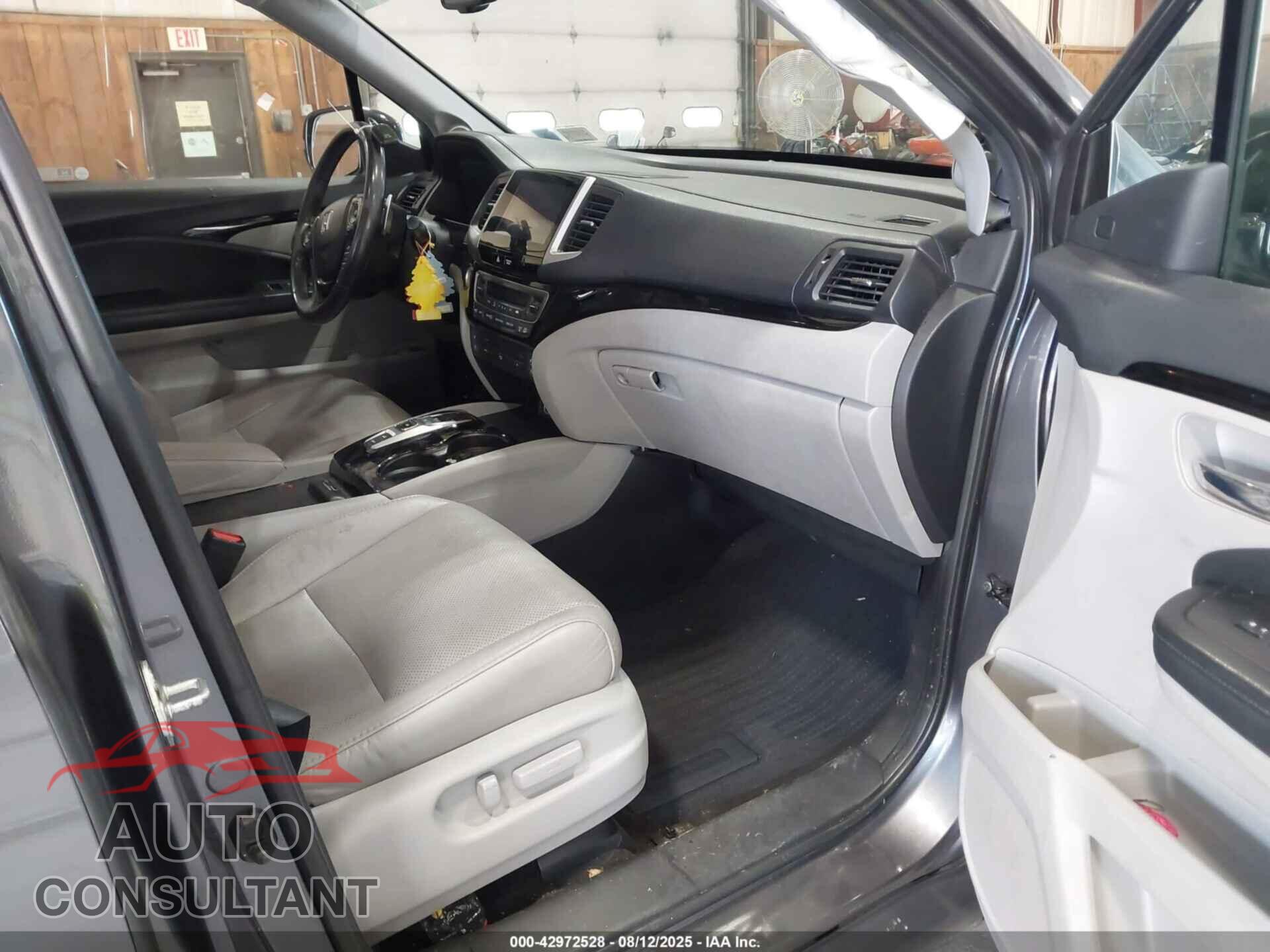 HONDA PILOT 2017 - 5FNYF6H09HB100801