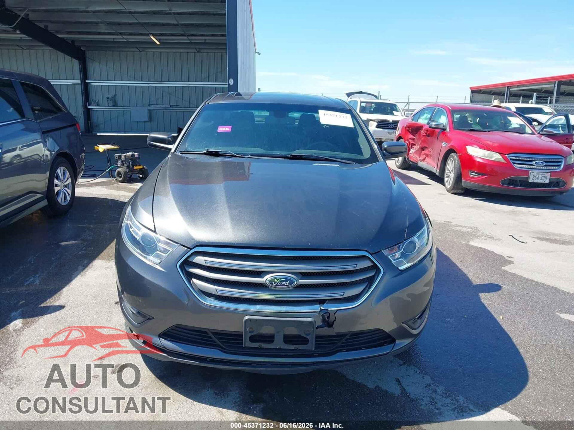 FORD TAURUS 2018 - 1FAHP2E84JG103185