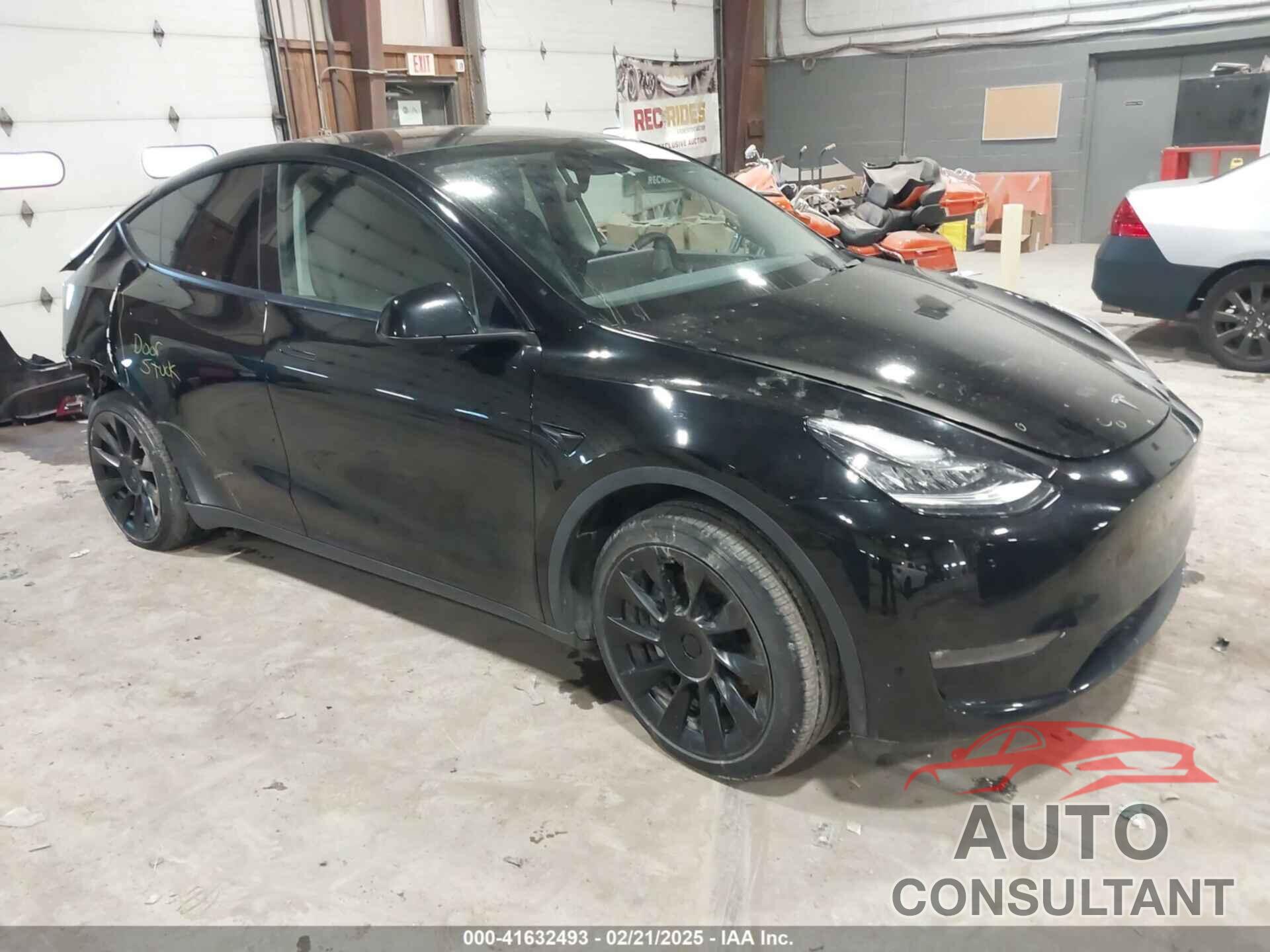 TESLA MODEL Y 2023 - 7SAYGAEEXPF610379