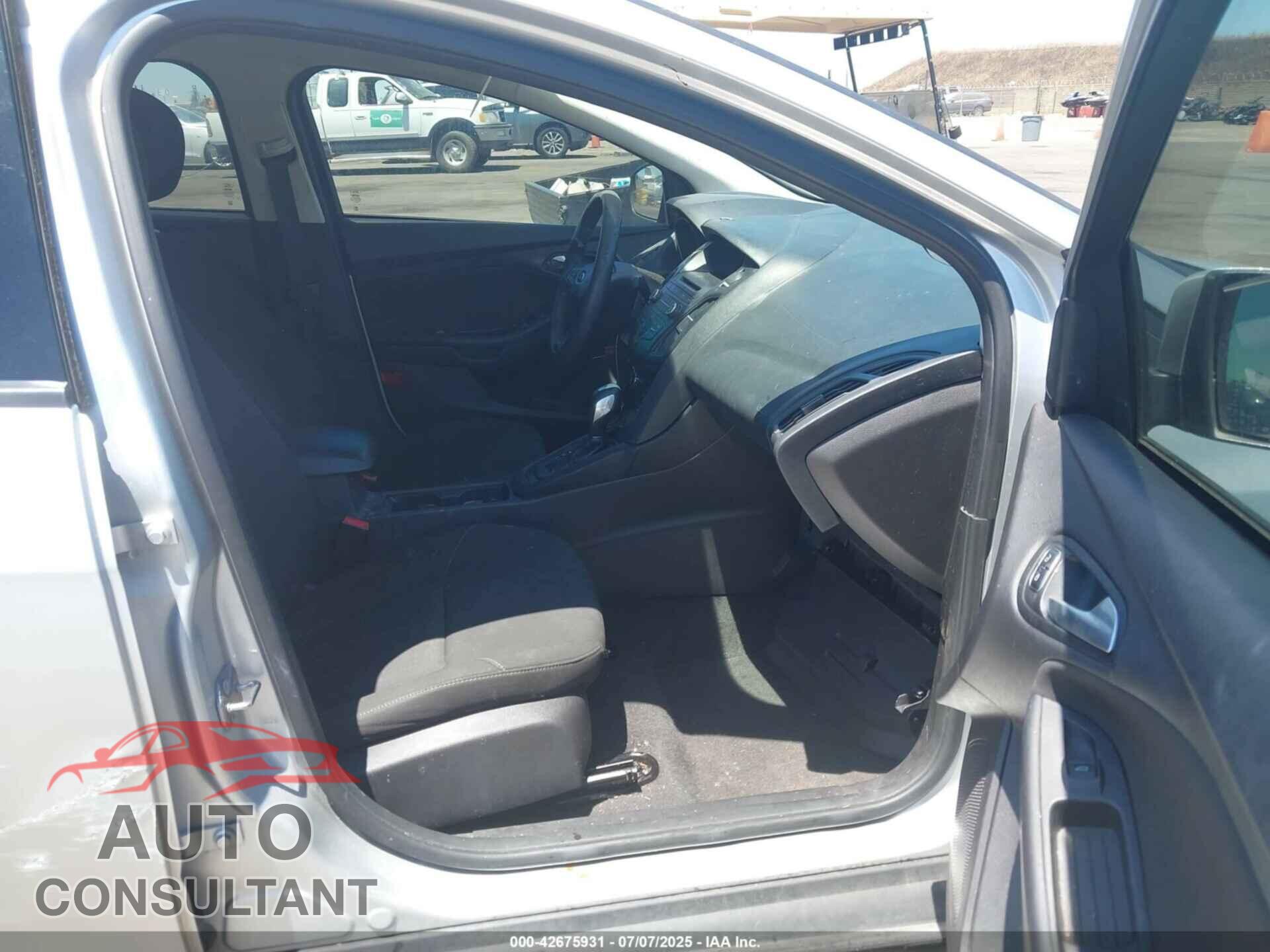 FORD FOCUS 2015 - 1FADP3F28FL276155