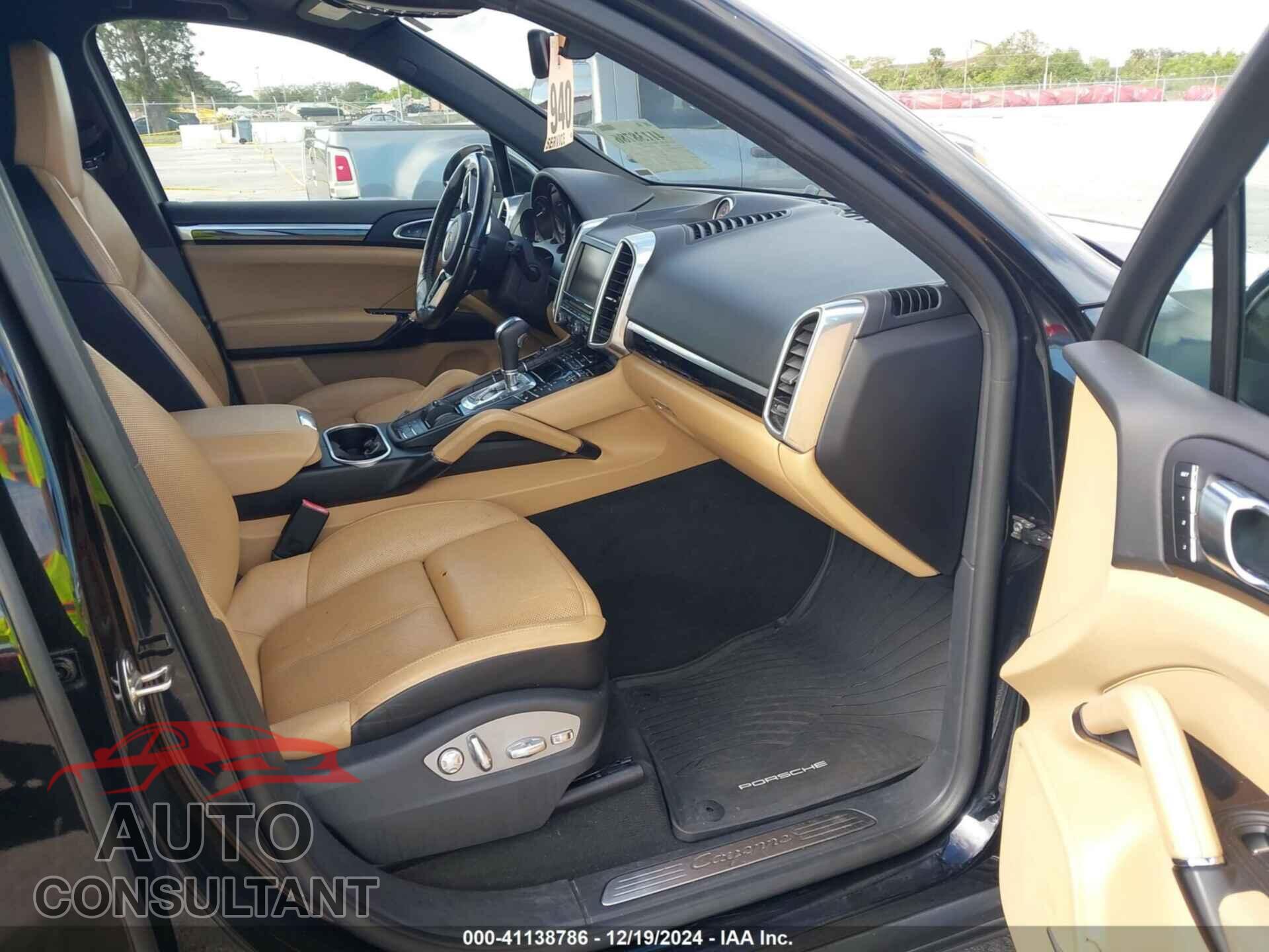 PORSCHE CAYENNE 2016 - WP1AA2A28GKA14271
