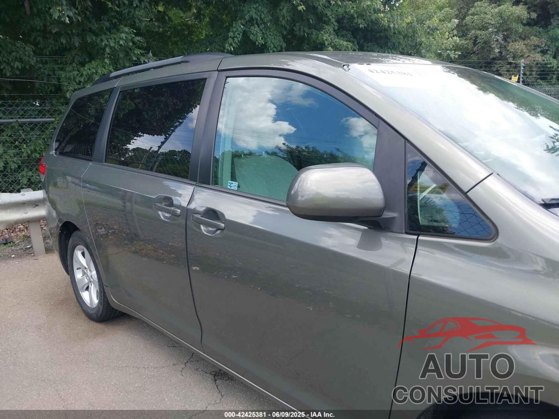 TOYOTA SIENNA 2011 - 5TDKK3DC6BS156696