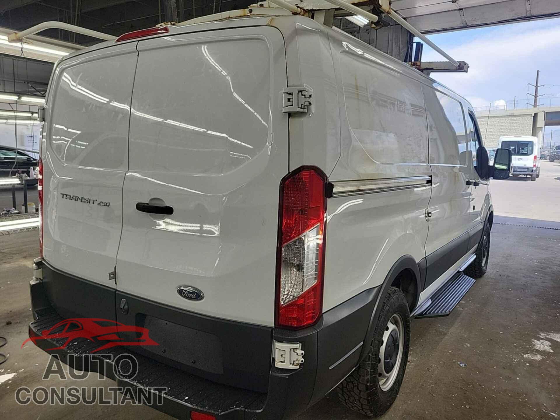 FORD TRANSIT 2017 - 1FTYR1YM0HKB36408