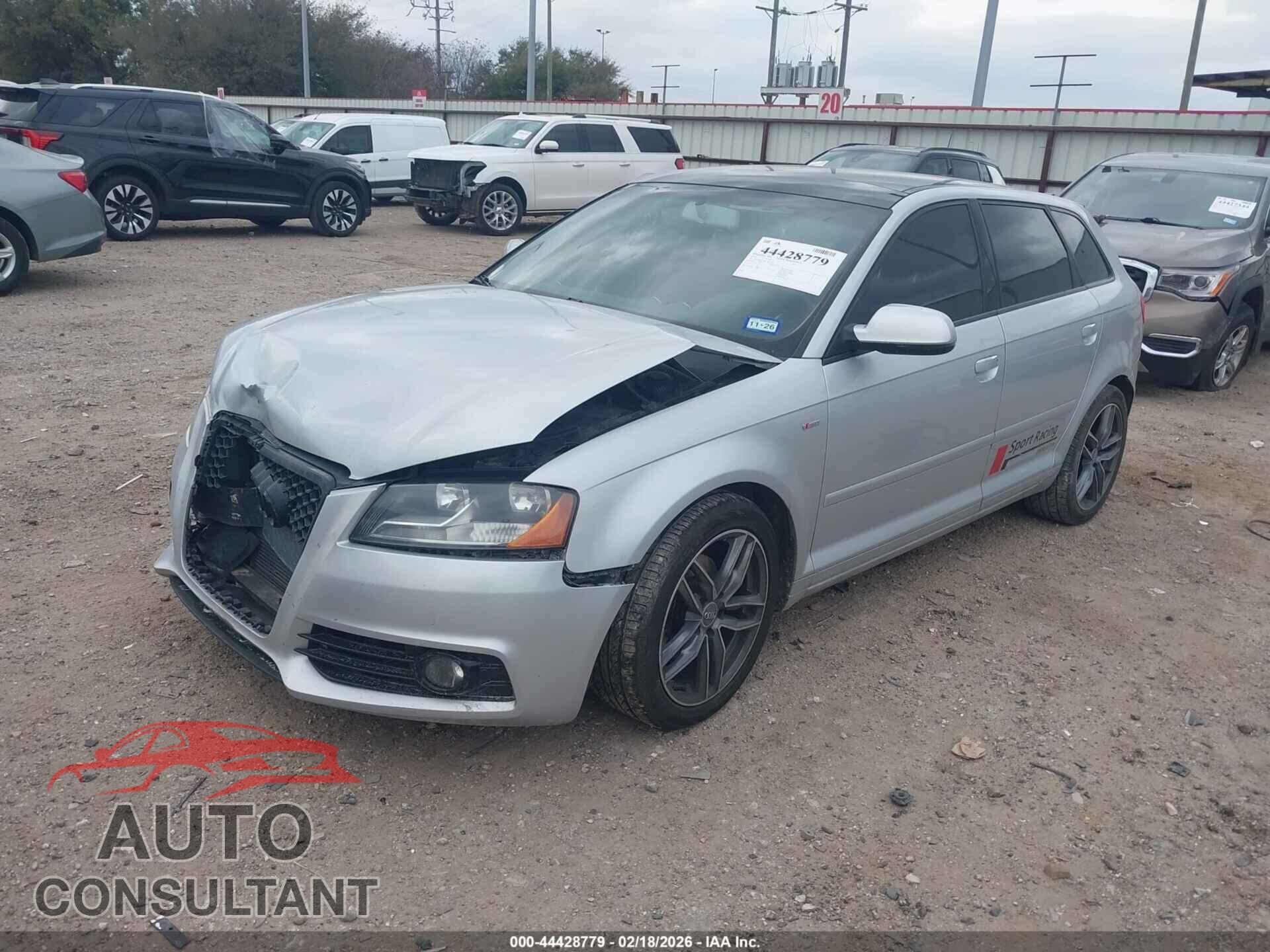 AUDI A3 2012 - WAUBJAFM8CA021079