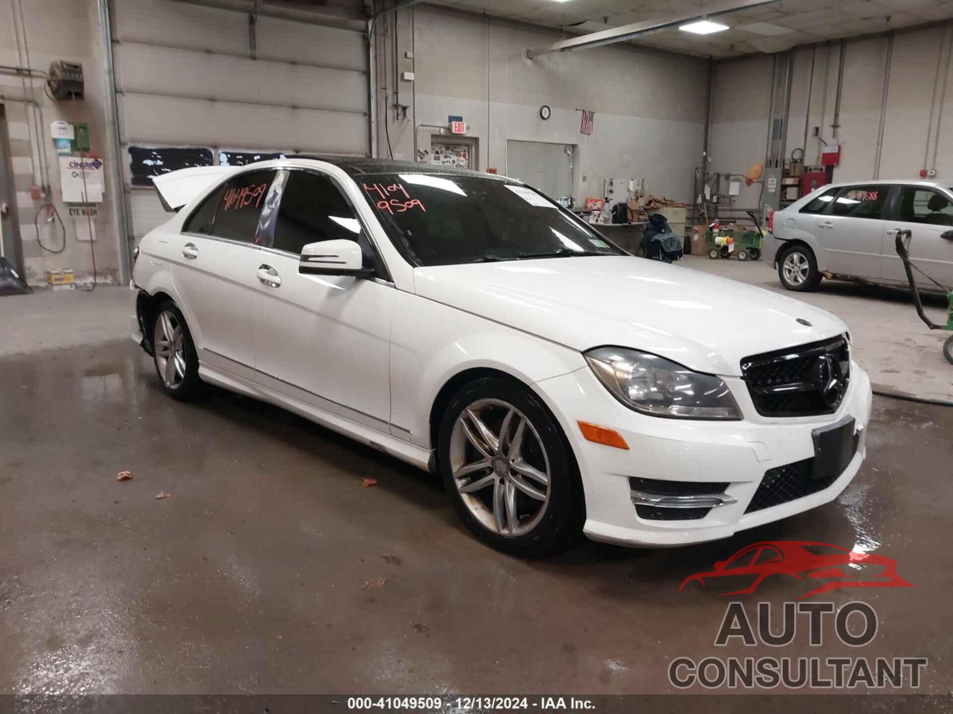 MERCEDES-BENZ C 300 2014 - WDDGF8ABXER311777