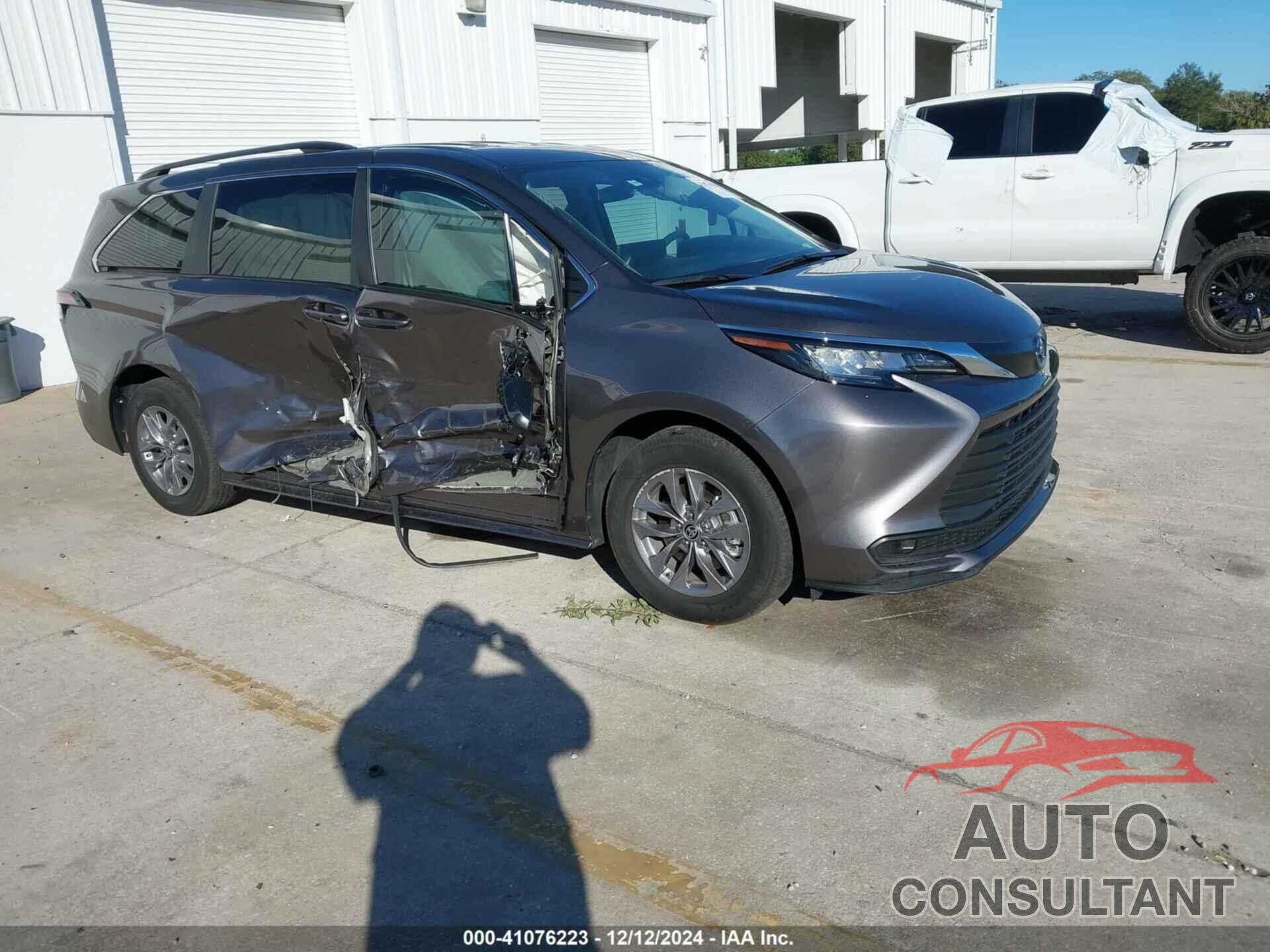 TOYOTA SIENNA 2023 - 5TDKRKEC0PS168175