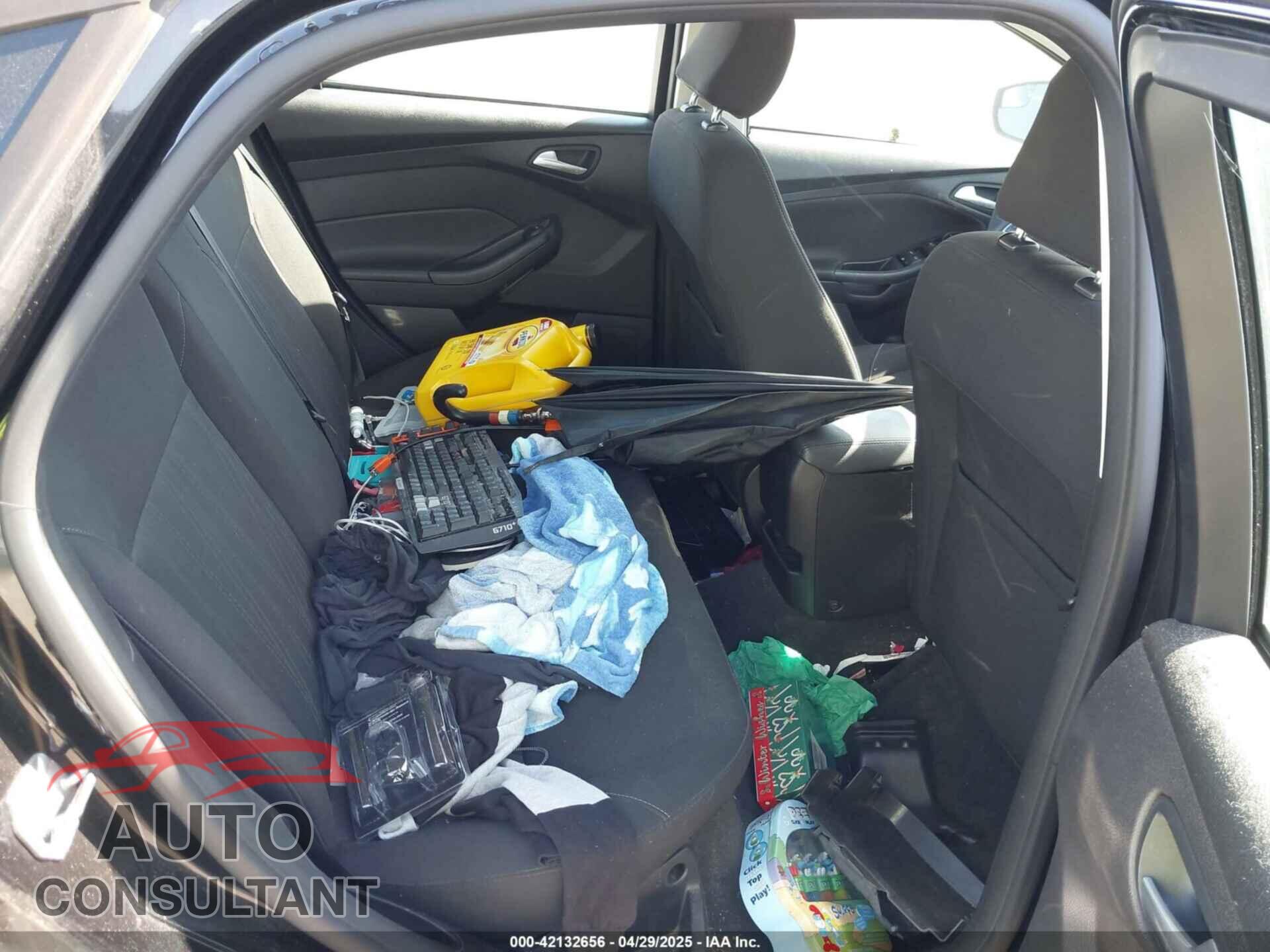 FORD FOCUS 2015 - 1FADP3F28FL204176