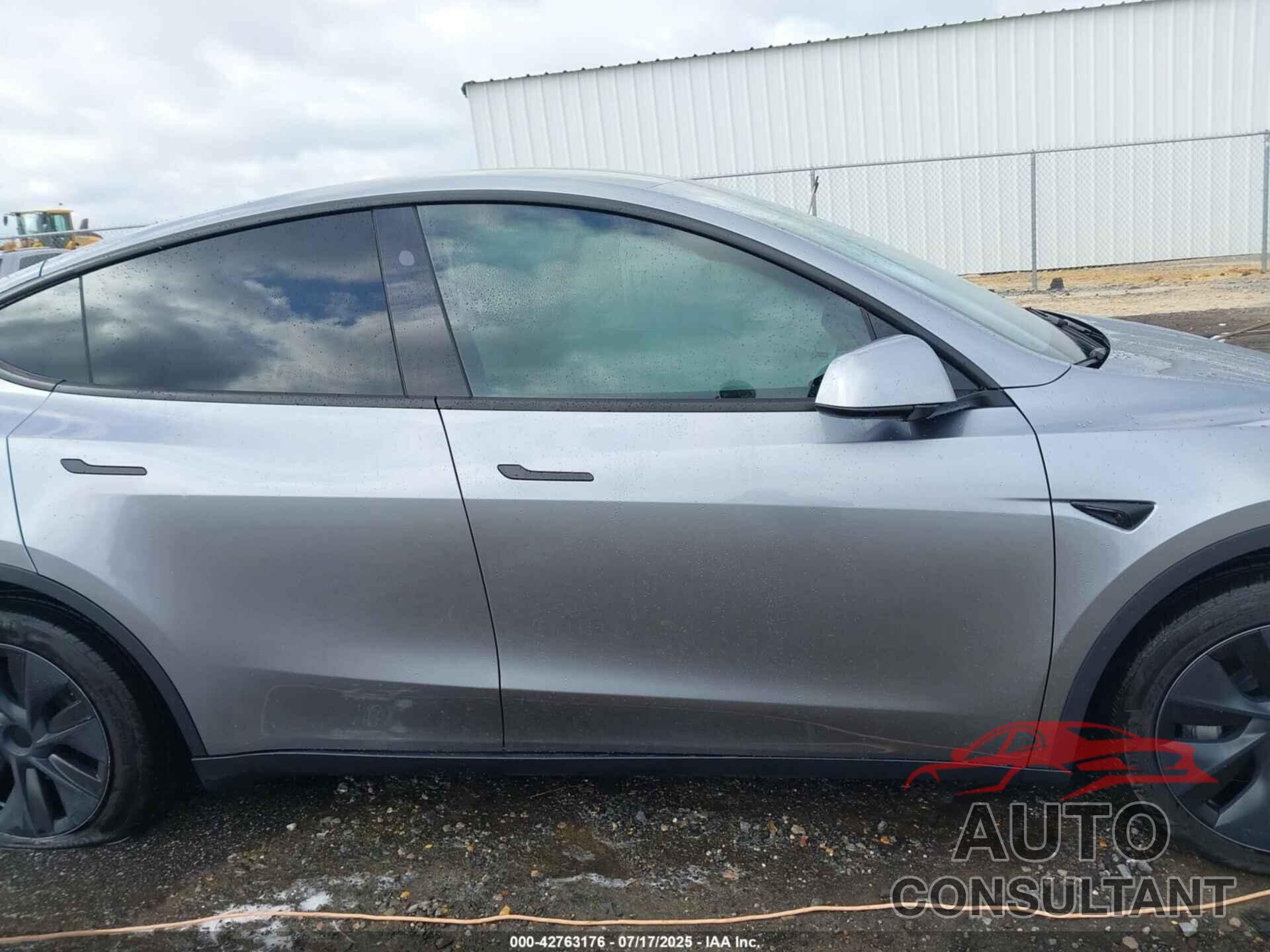 TESLA MODEL Y 2024 - 7SAYGDEE8RA295003