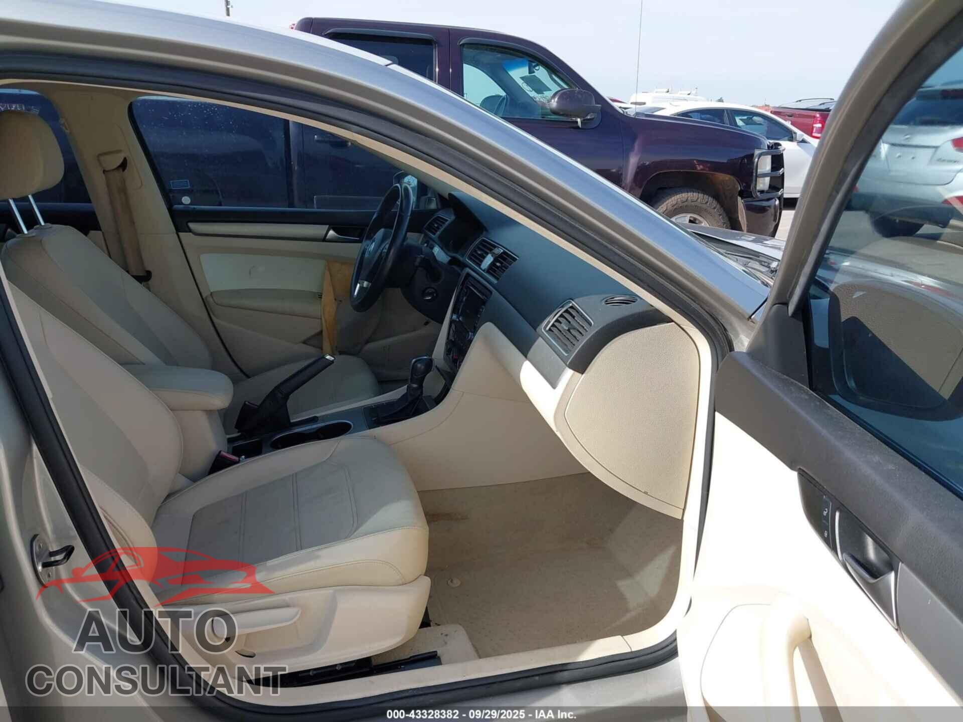VOLKSWAGEN PASSAT 2014 - 1VWBN7A38EC027686