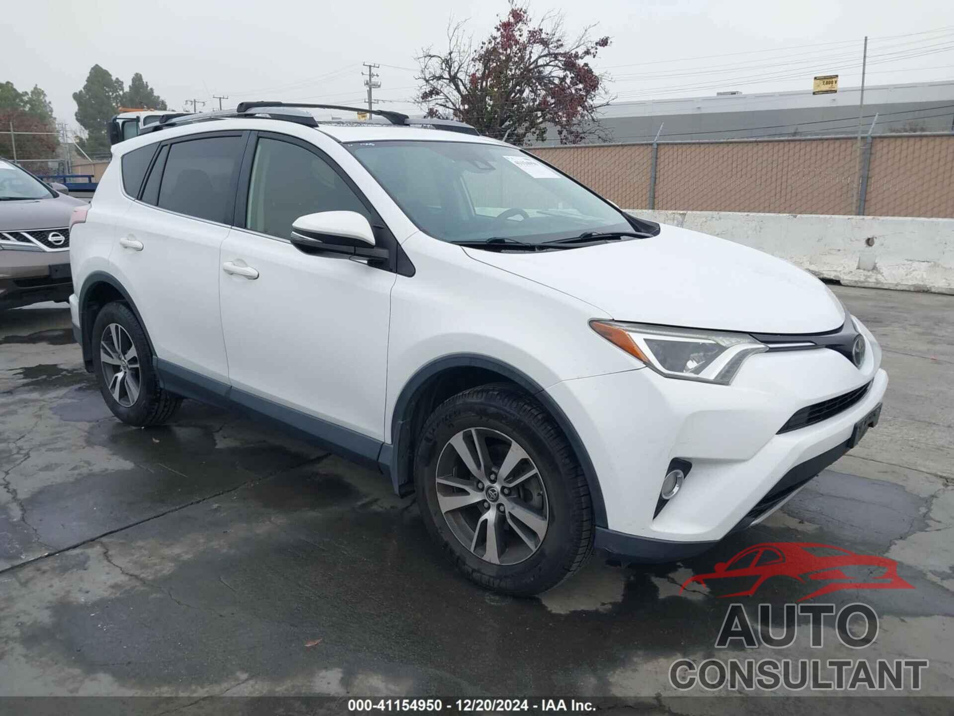 TOYOTA RAV4 2017 - JTMWFREV4HD100494