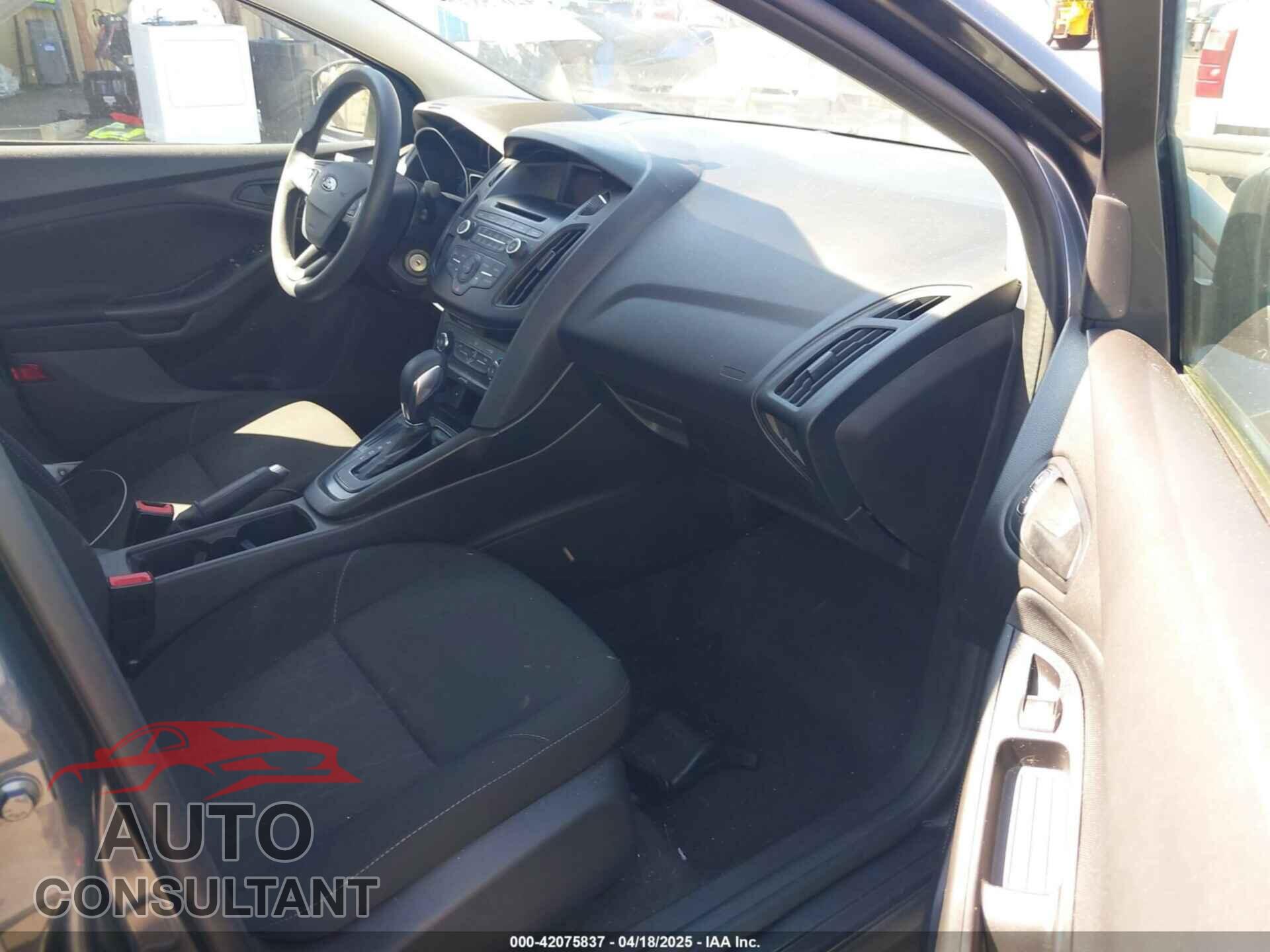 FORD FOCUS 2017 - 1FADP3E24HL348490