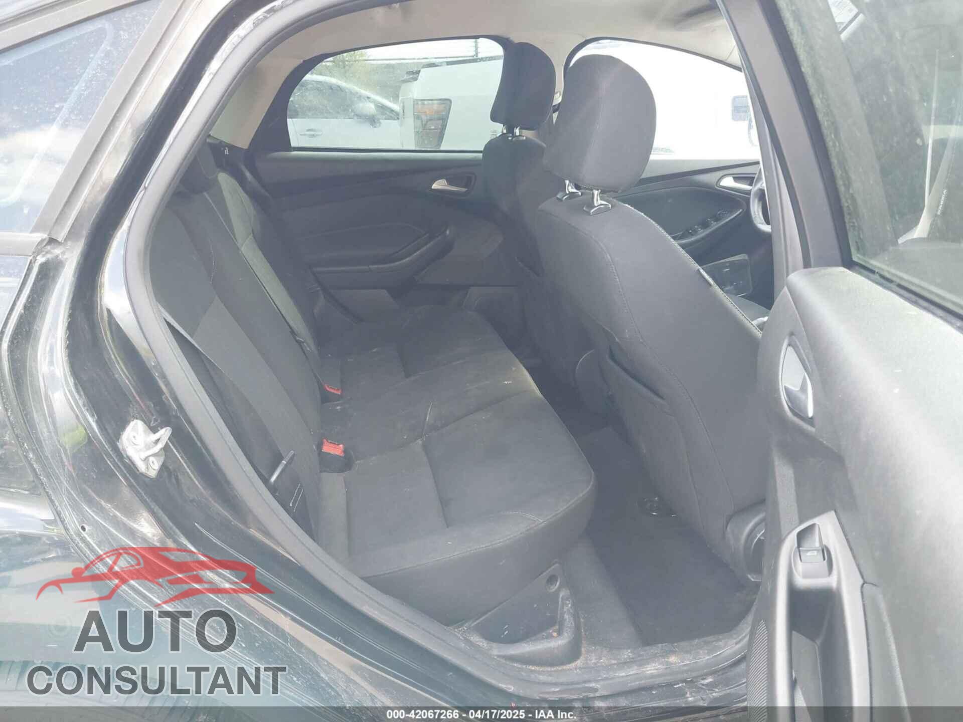 FORD FOCUS 2015 - 1FADP3F29FL221391