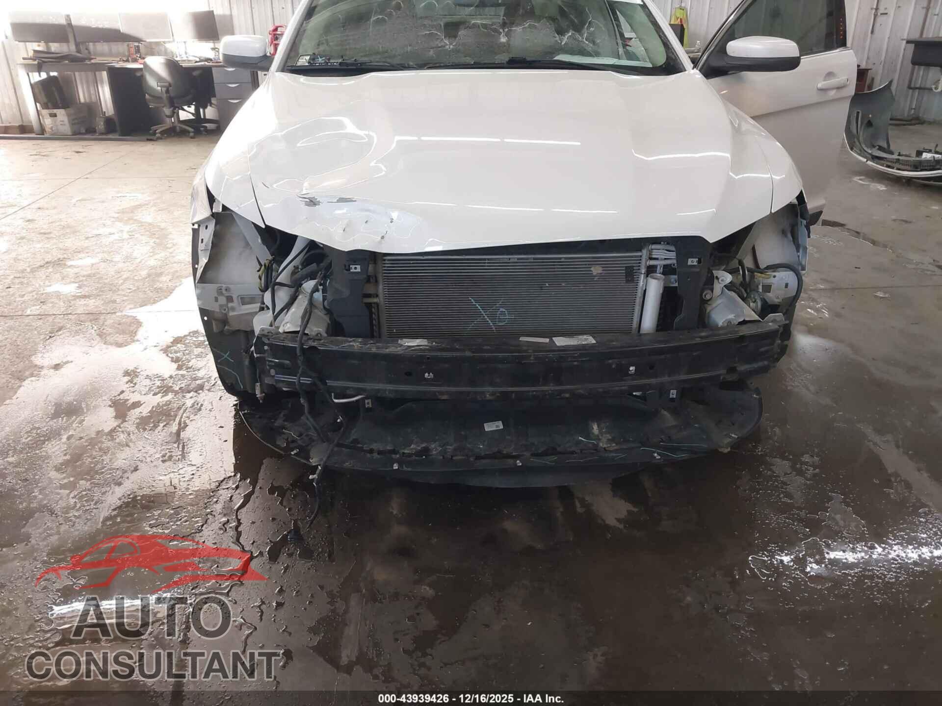FORD TAURUS 2017 - 1FAHP2E86HG128597