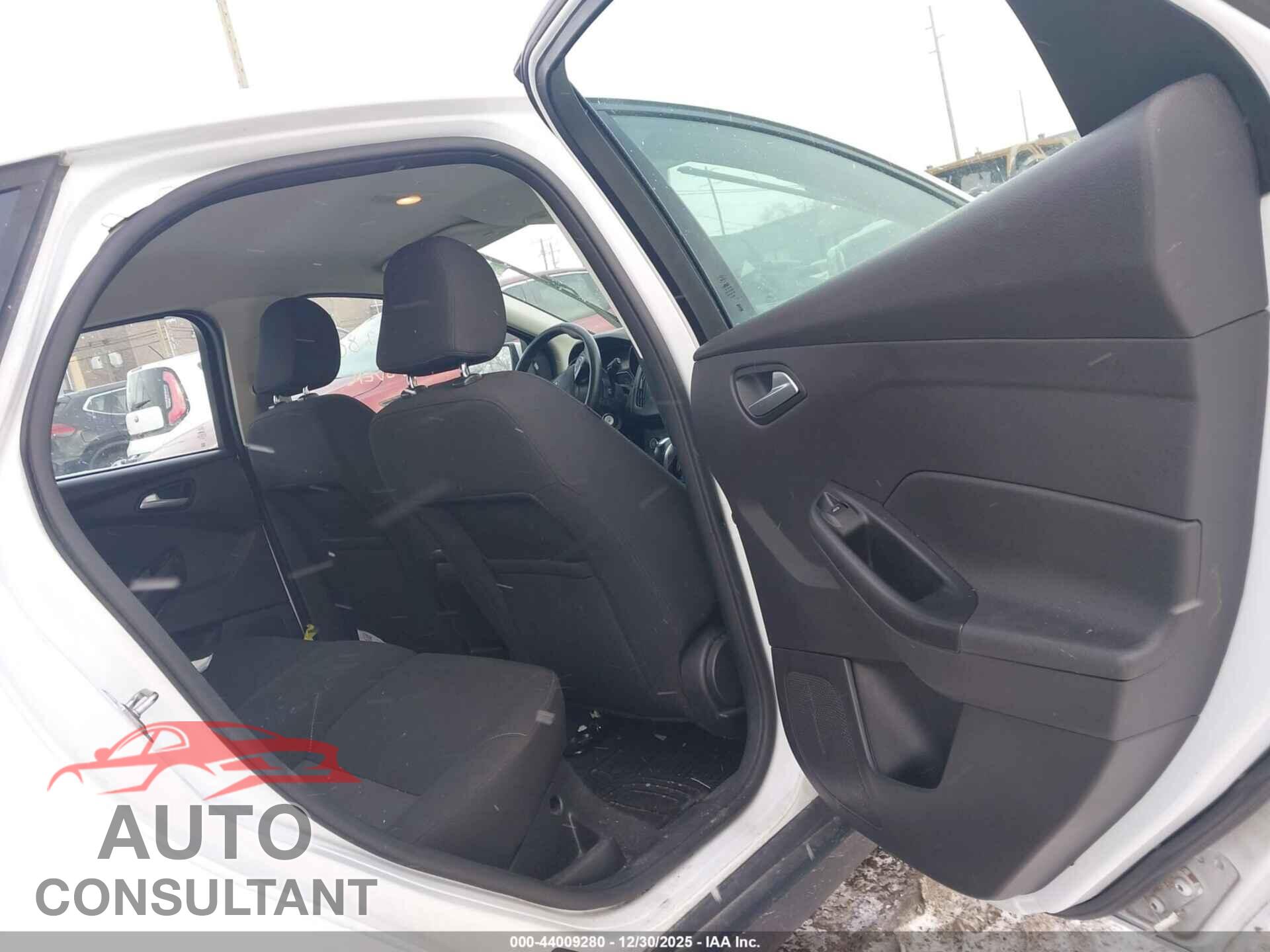 FORD FOCUS 2015 - 1FADP3K29FL257832