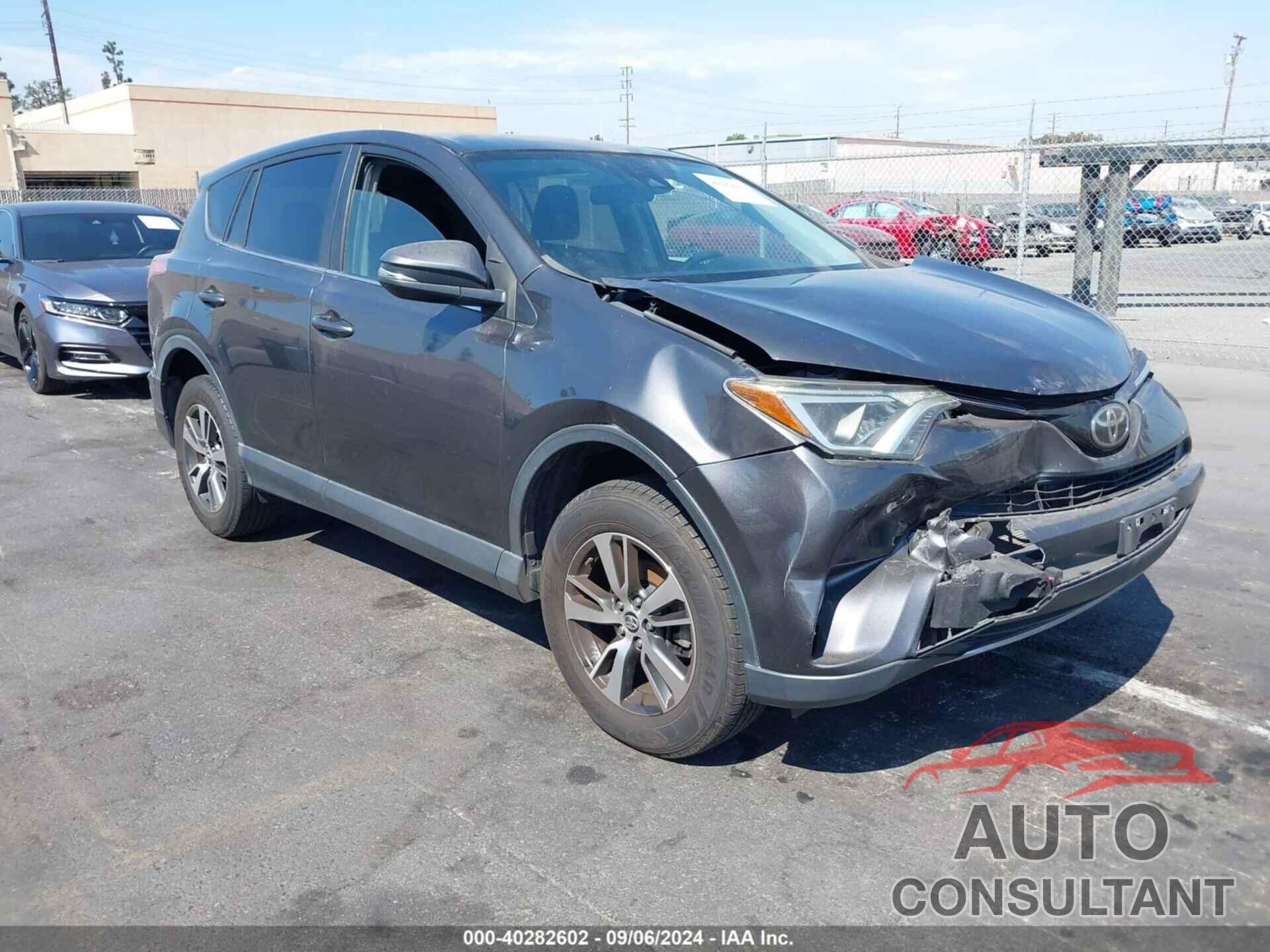 TOYOTA RAV4 XLE 2017 - JTMWFREV7HU145723