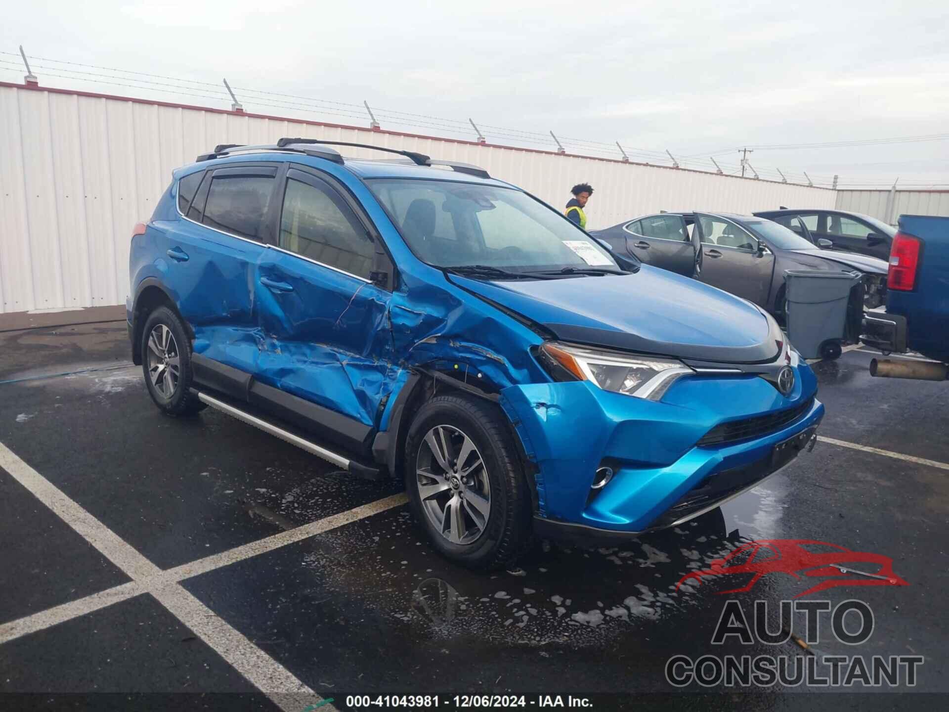 TOYOTA RAV4 2017 - JTMRFREV7HJ107423