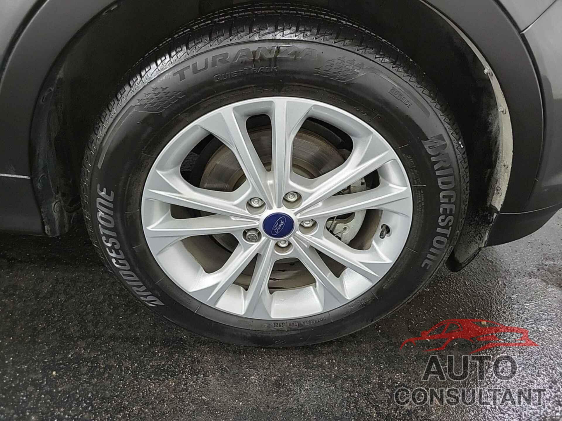 FORD ESCAPE 2017 - 1FMCU0GD1HUC78495