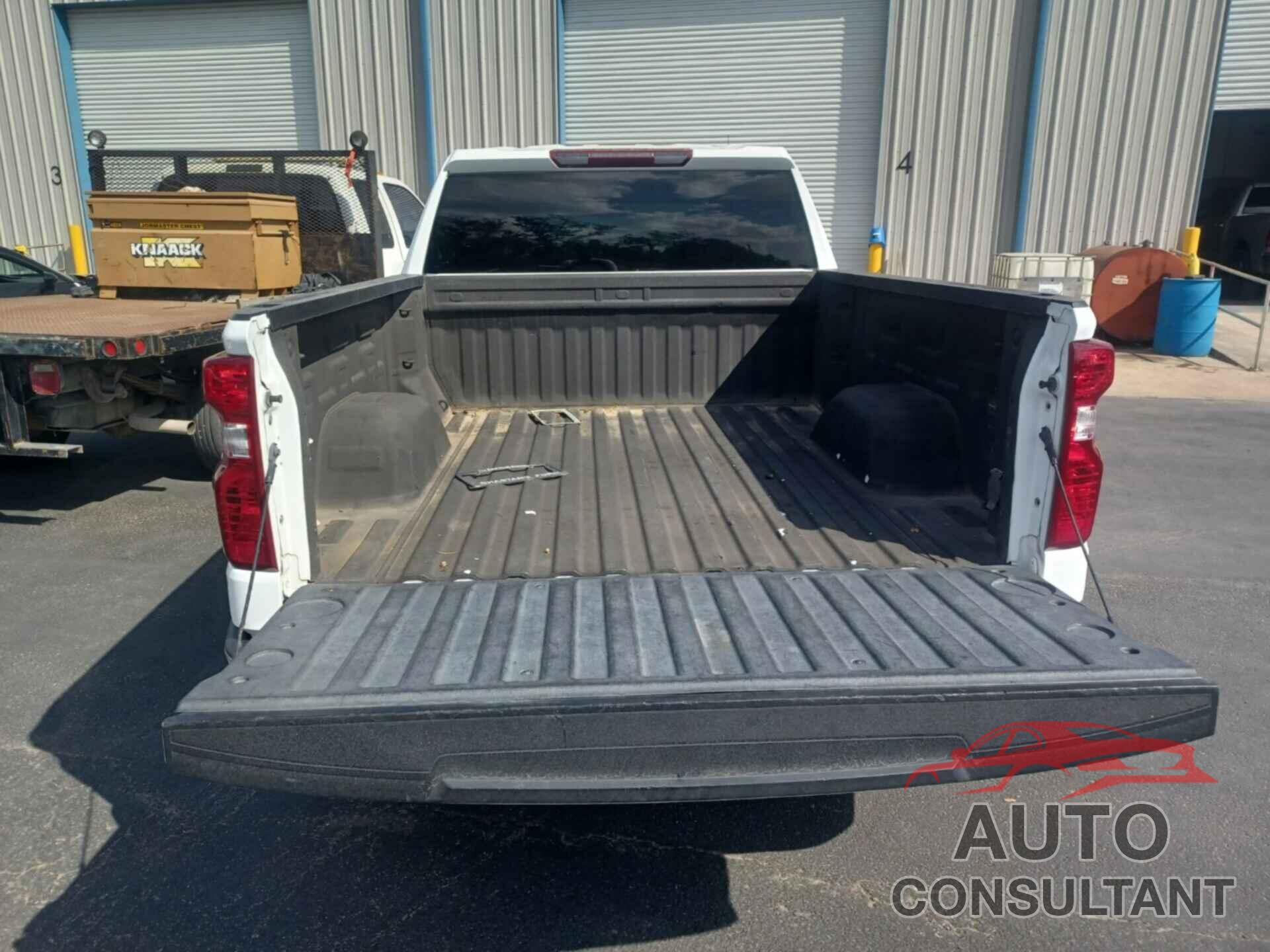 CHEVROLET SILVERADO 1500 2021 - 1GCPYAEH9MZ232089