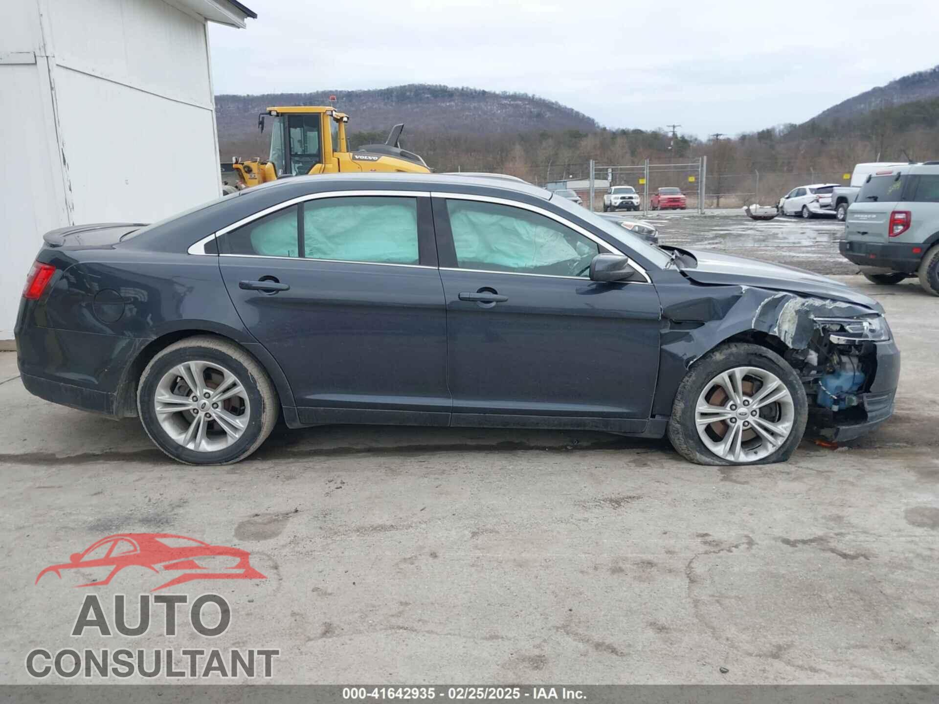 FORD TAURUS 2017 - 1FAHP2E80HG136825