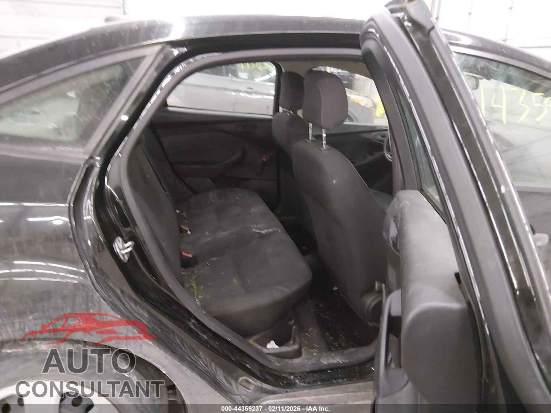 FORD FOCUS 2015 - 1FADP3E26FL304777
