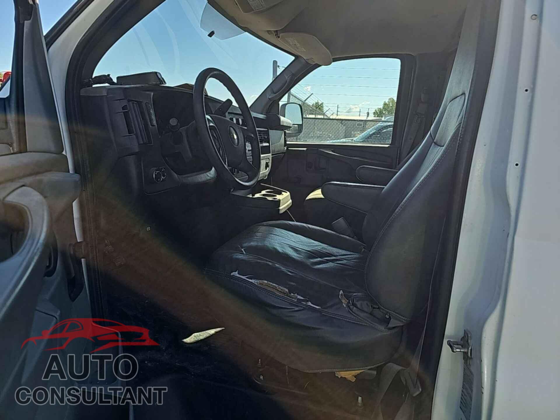 CHEVROLET EXPRESS G2500 2013 - 1GCWGFCA8D1175464