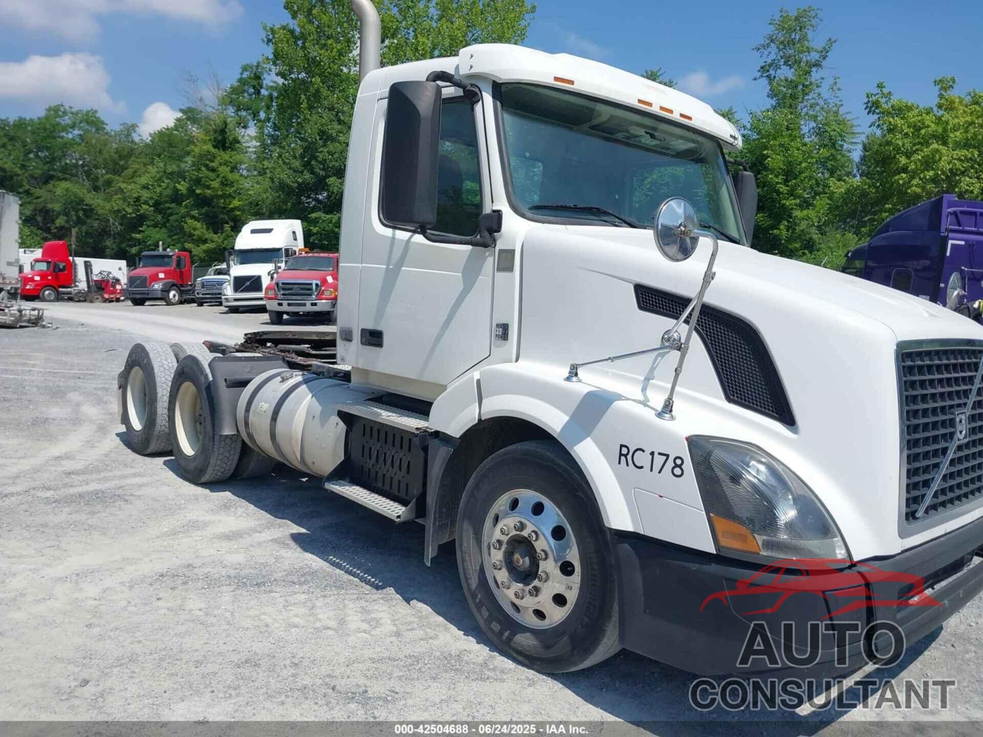 VOLVO VN 2014 - 4V4NC9EH3EN172392