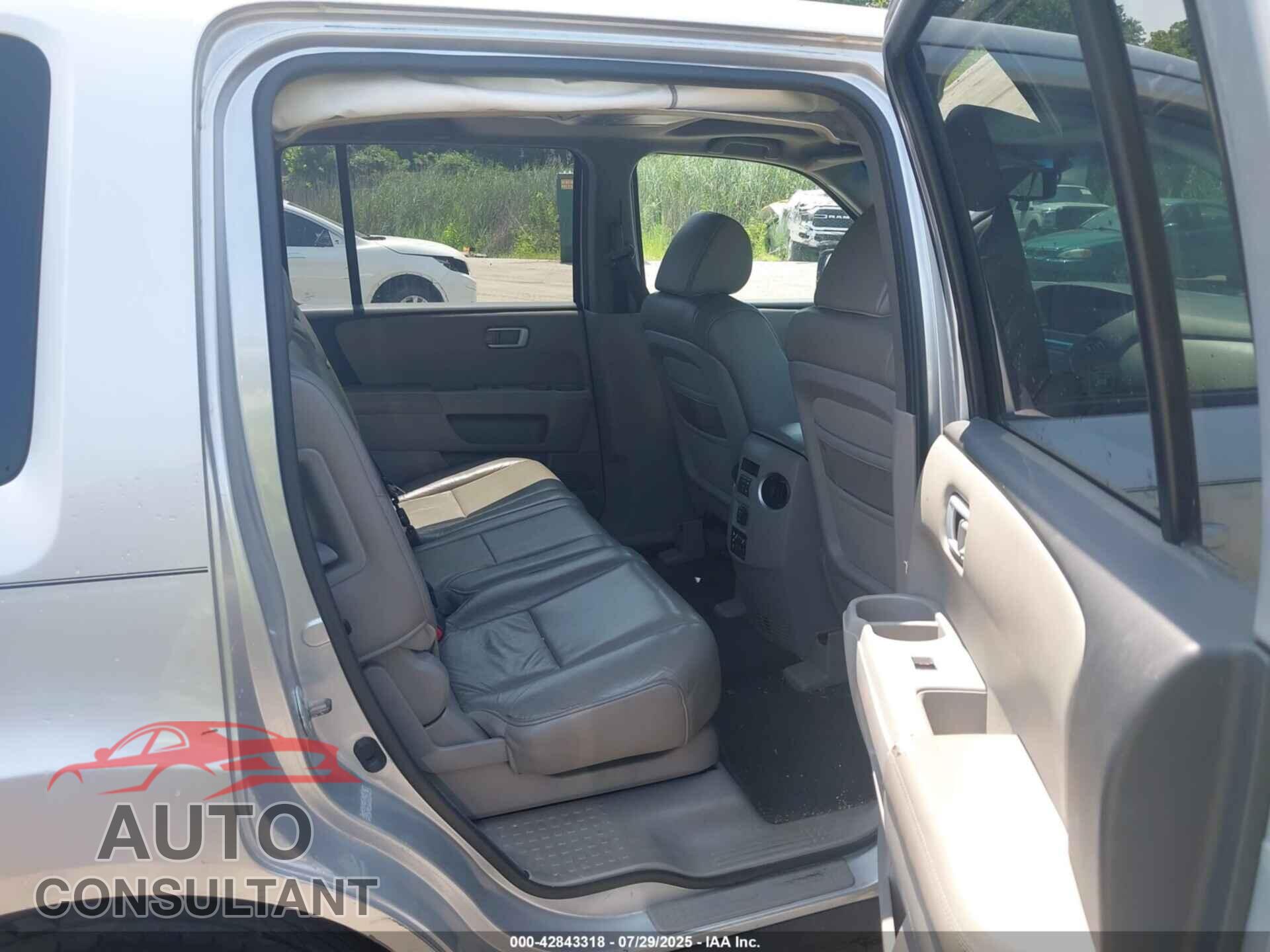 HONDA PILOT 2011 - 5FNYF4H66BB062332