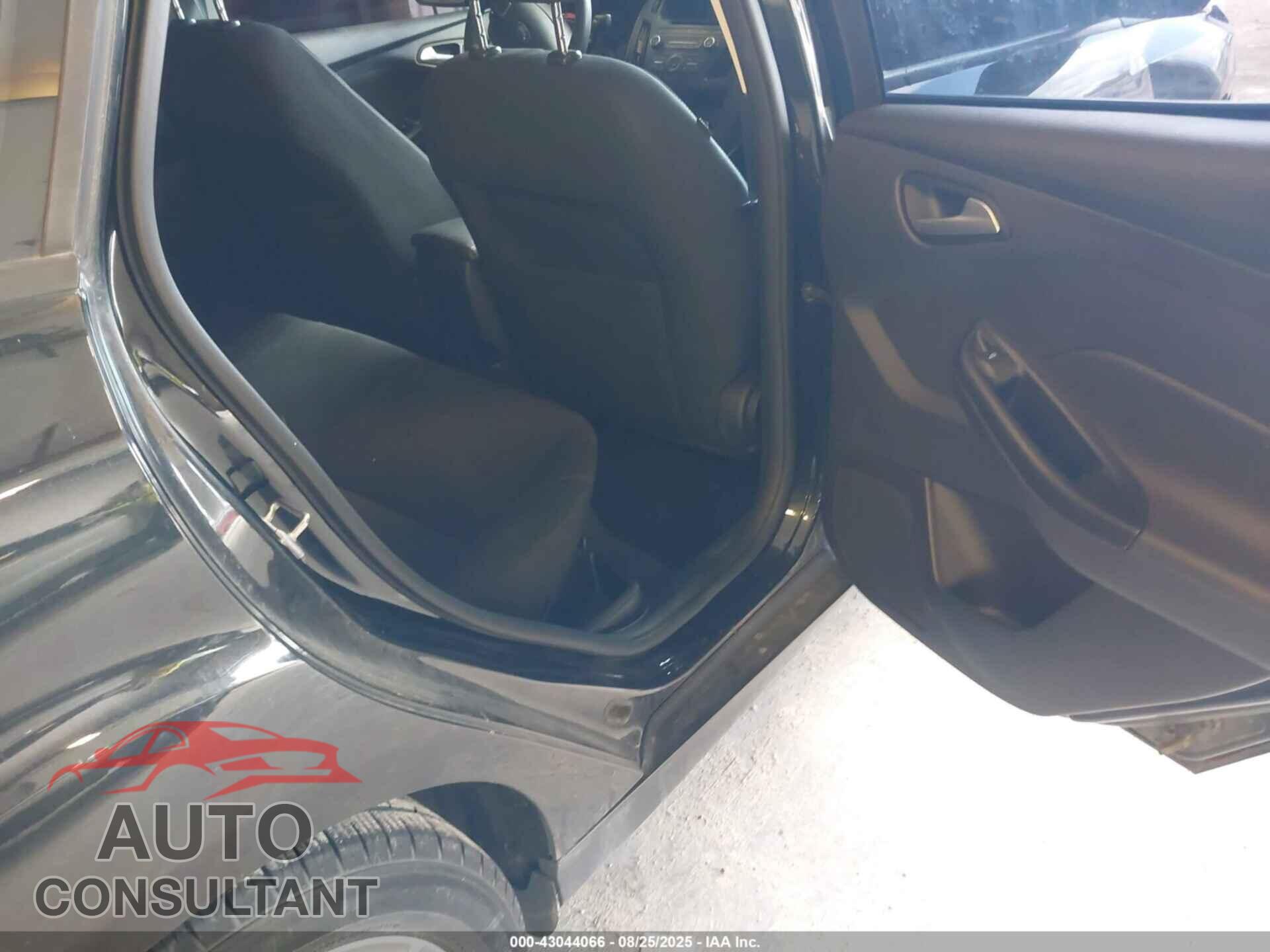 FORD FOCUS 2015 - 1FADP3F20FL277042